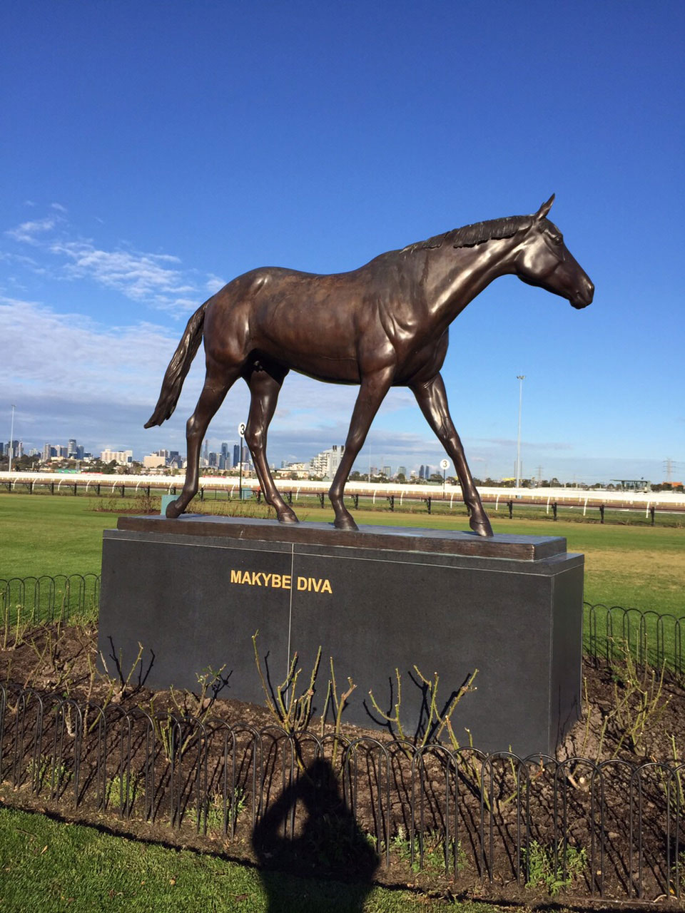 メルボルンＣの行われる豪フレミントン競馬場には伝説の名馬マカイビーディーヴァの銅像が
