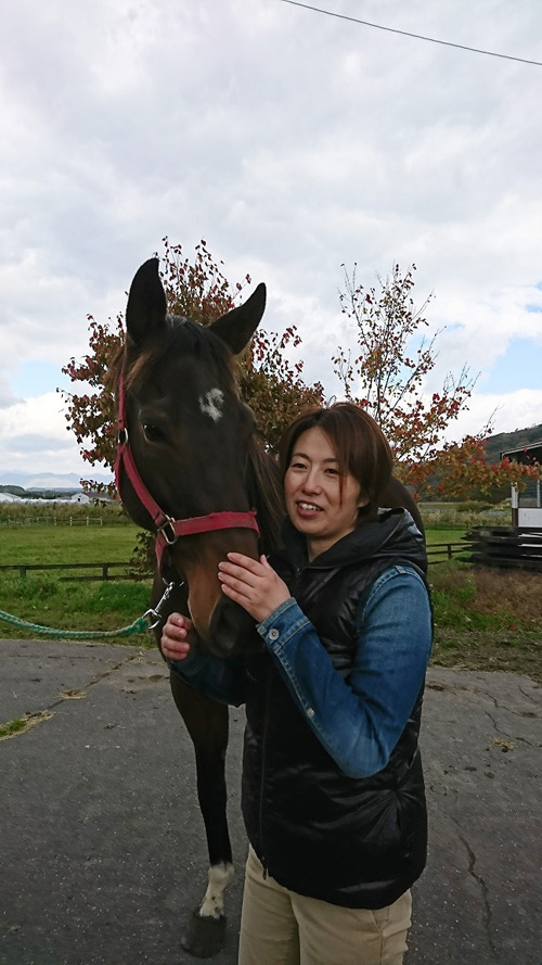北海道への旅で牧場の馬とたわむれる坂井千晃さん