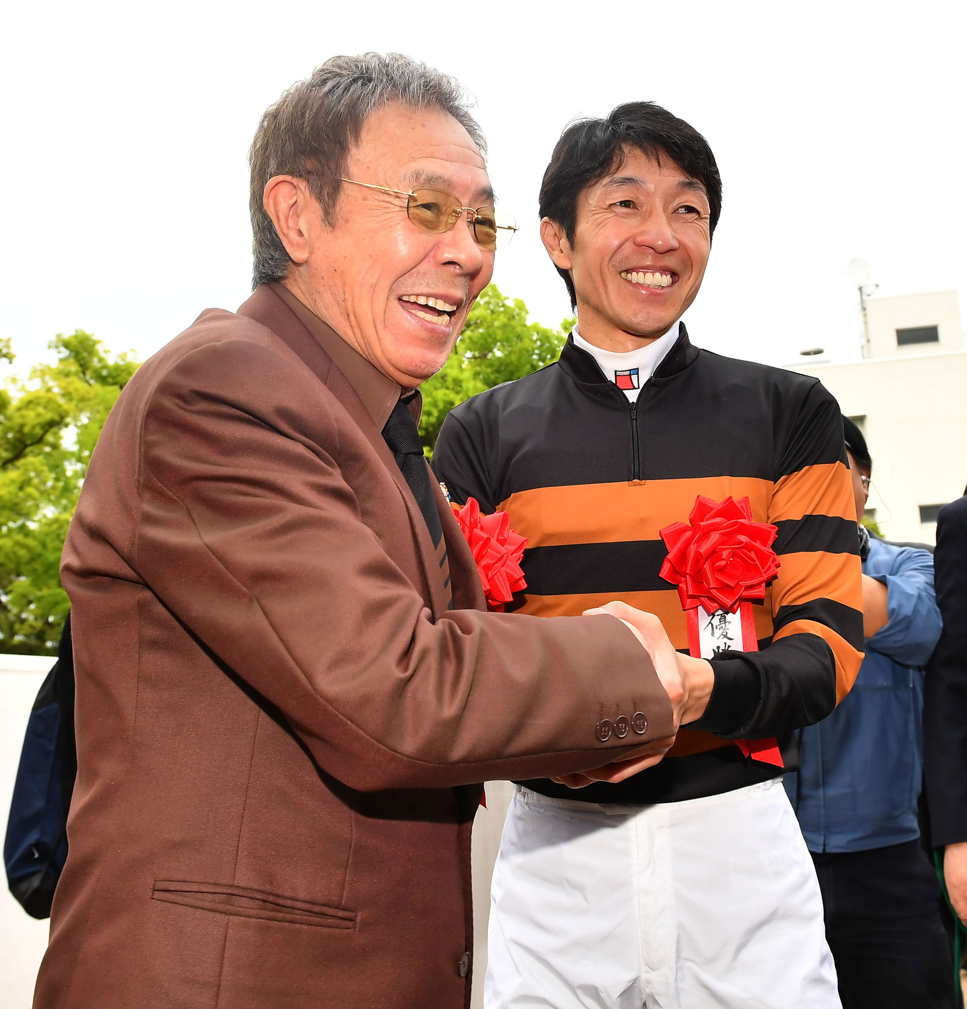 キタサンブラックで天皇賞を制し笑顔を見せるオーナーの北島三郎（左）と武豊騎手（撮影・上田博志）