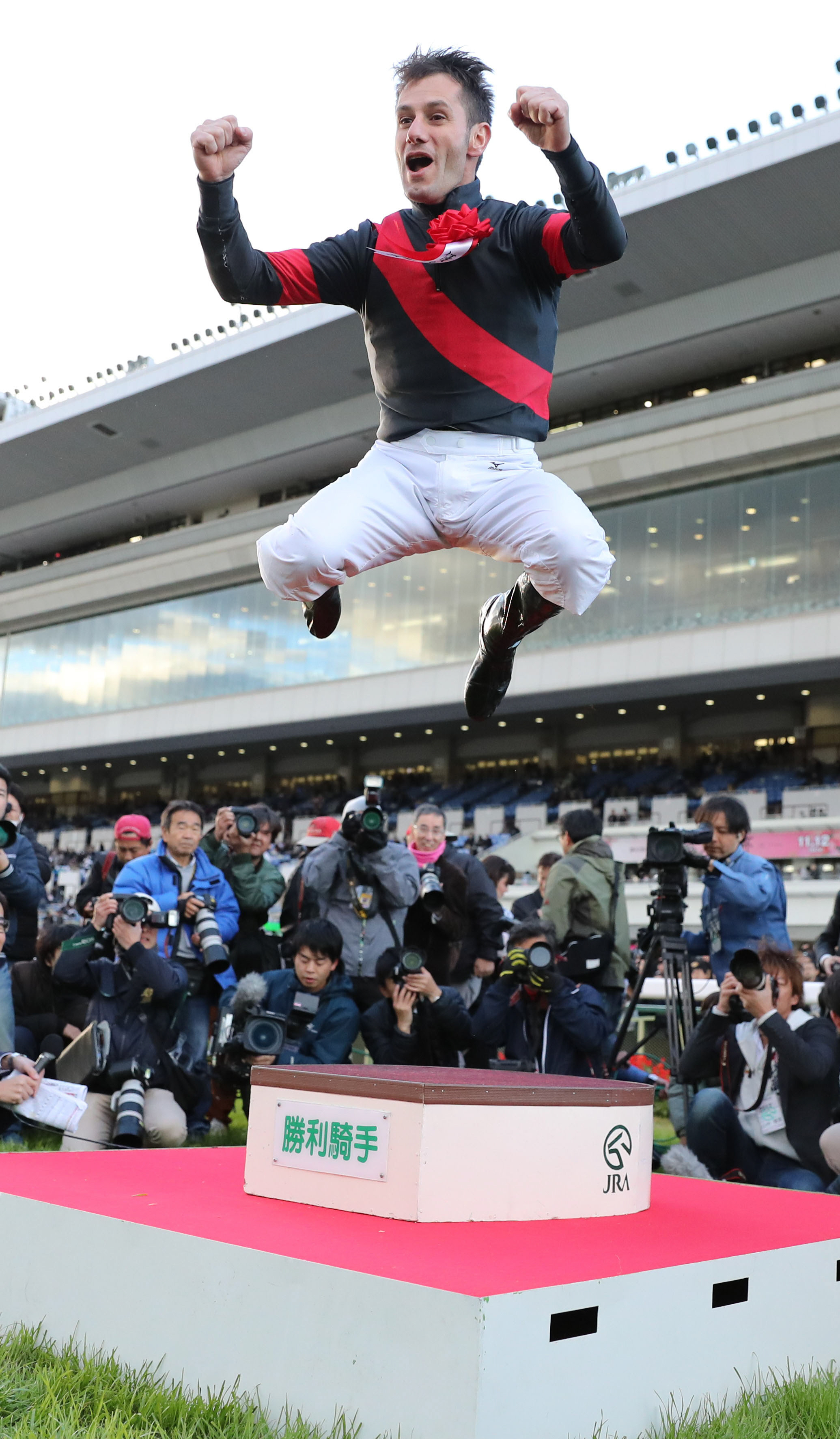 マイルＣＳを制したＭ・デムーロ騎手は歓喜のジャンプ（撮影・田崎高広）