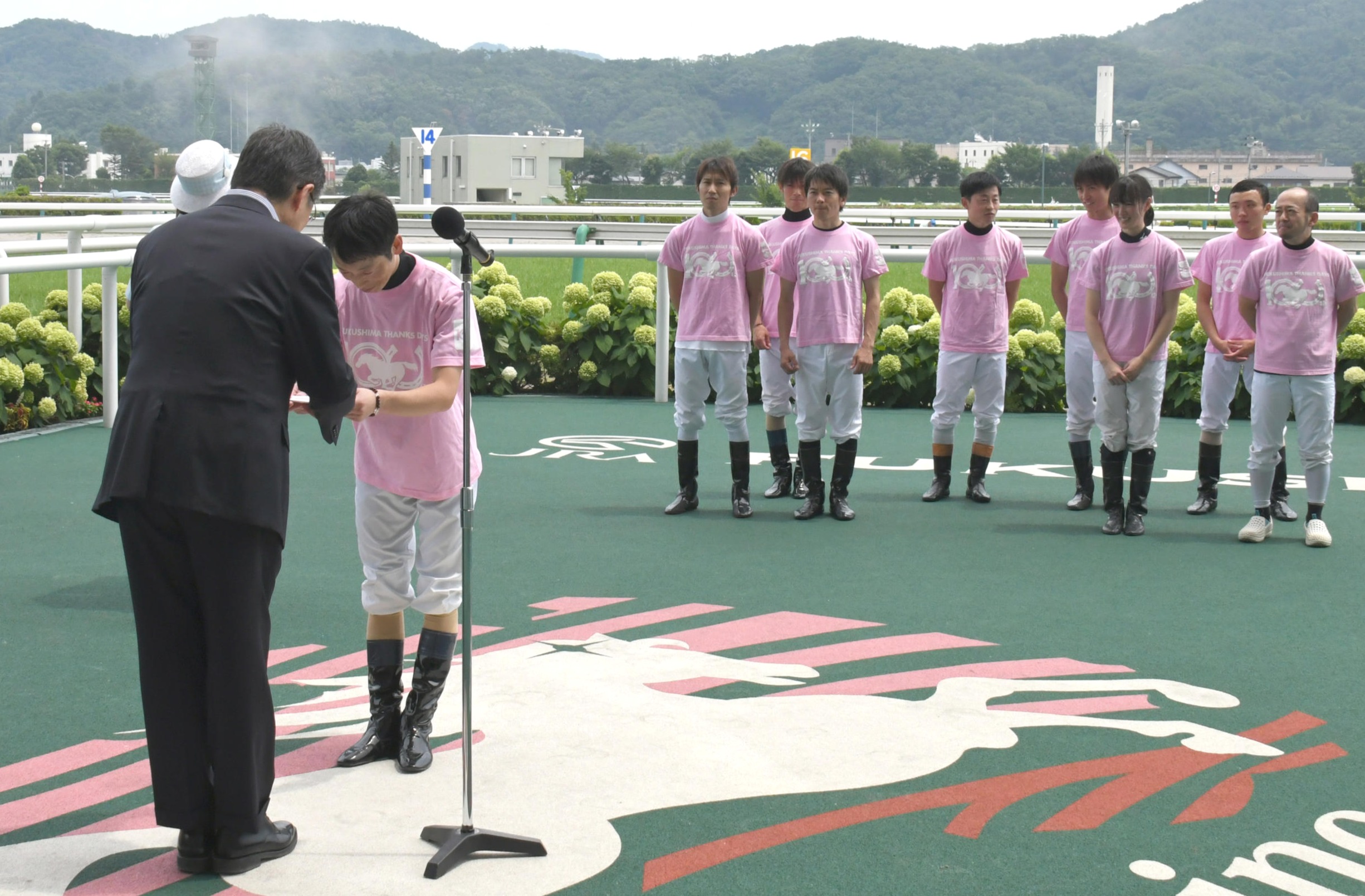 チャリティーで集めた寄付金を福島県に贈る、日本騎手会の武士沢騎手（左から２人目）（撮影・酒井清司）
