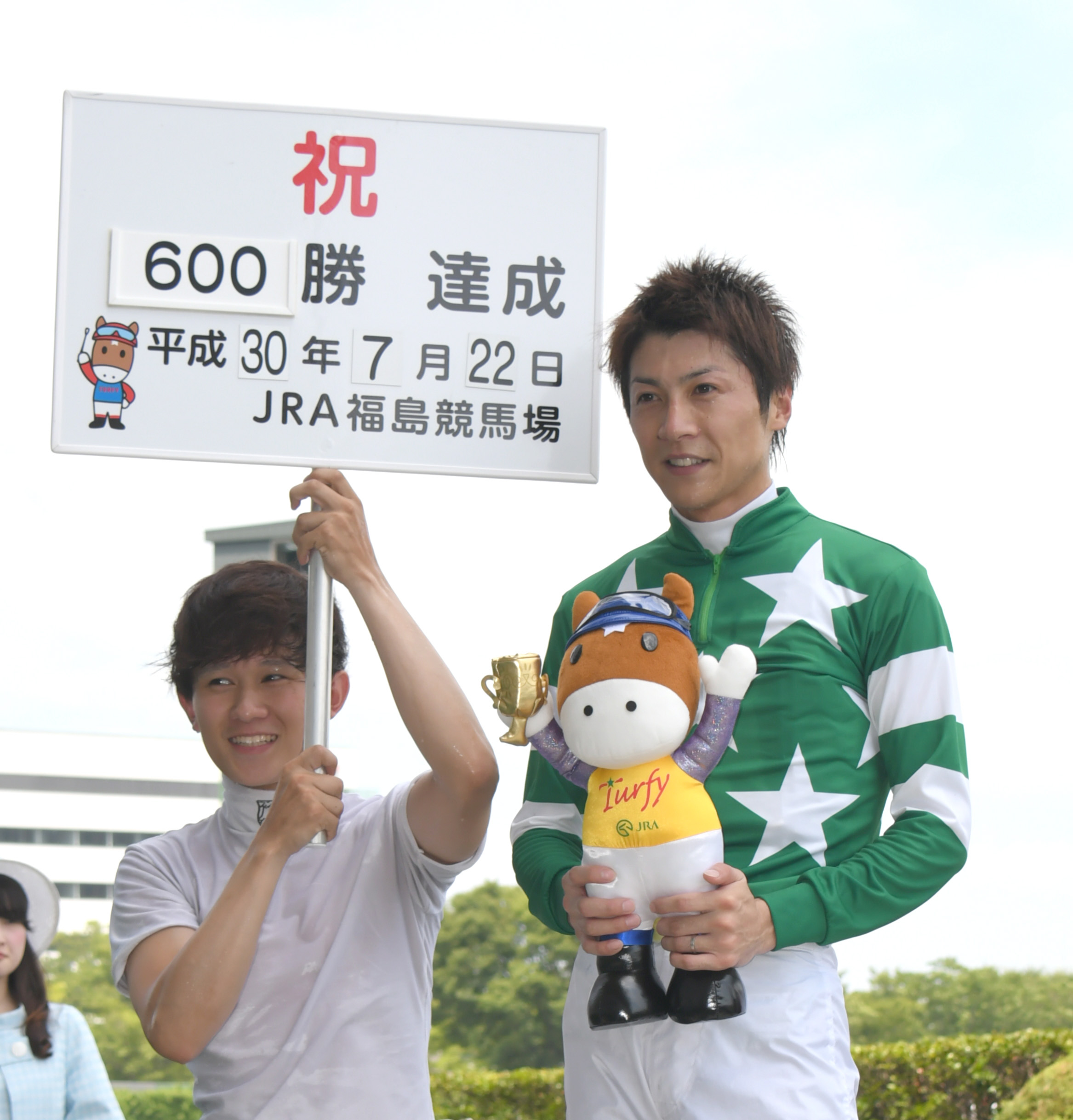 福島６Ｒ、プレイズランでＪＲＡ通算６００勝を達成した石橋騎手。左は石川騎手（撮影・酒井清司）