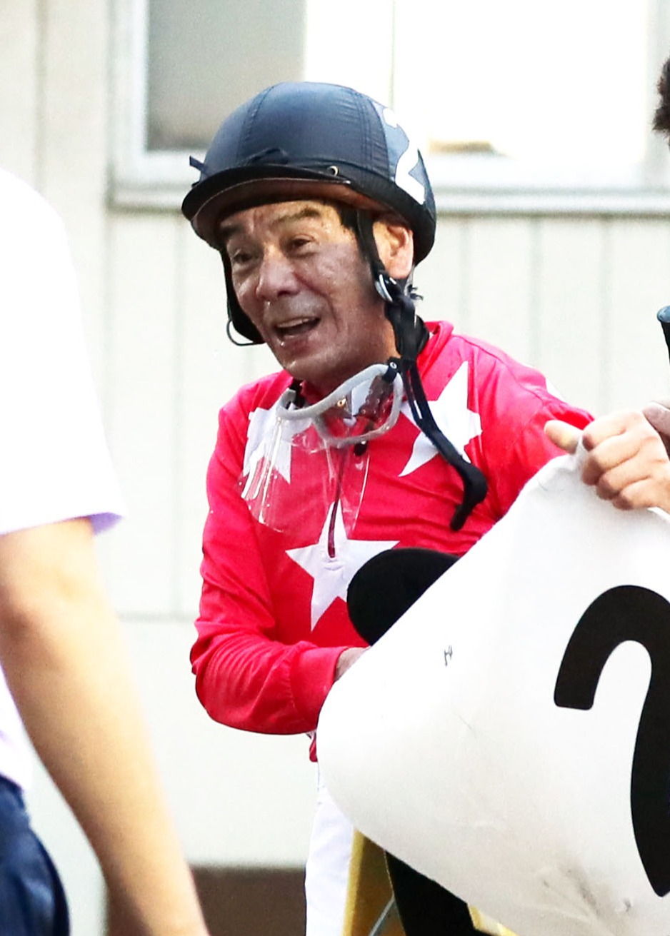 大井５Ｒ、シルヴェーヌで地方競馬最多勝新記録となる７１５２勝を達成し笑顔の的場騎手（撮影・足立雅史）
