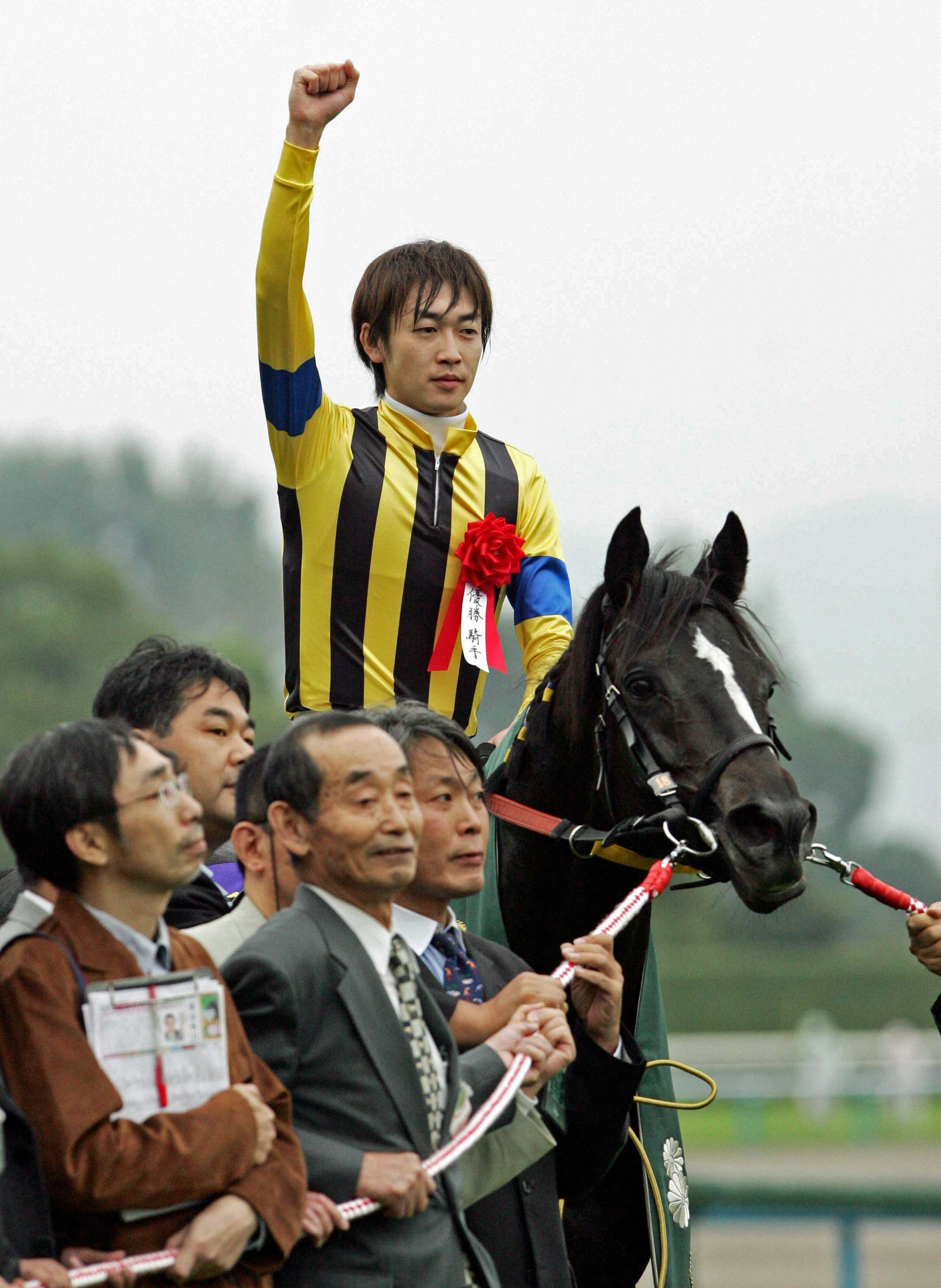 ０６年、菊花賞を勝利し初のクラシックの栄冠を手にした武幸四郎騎手とソングオブウインド