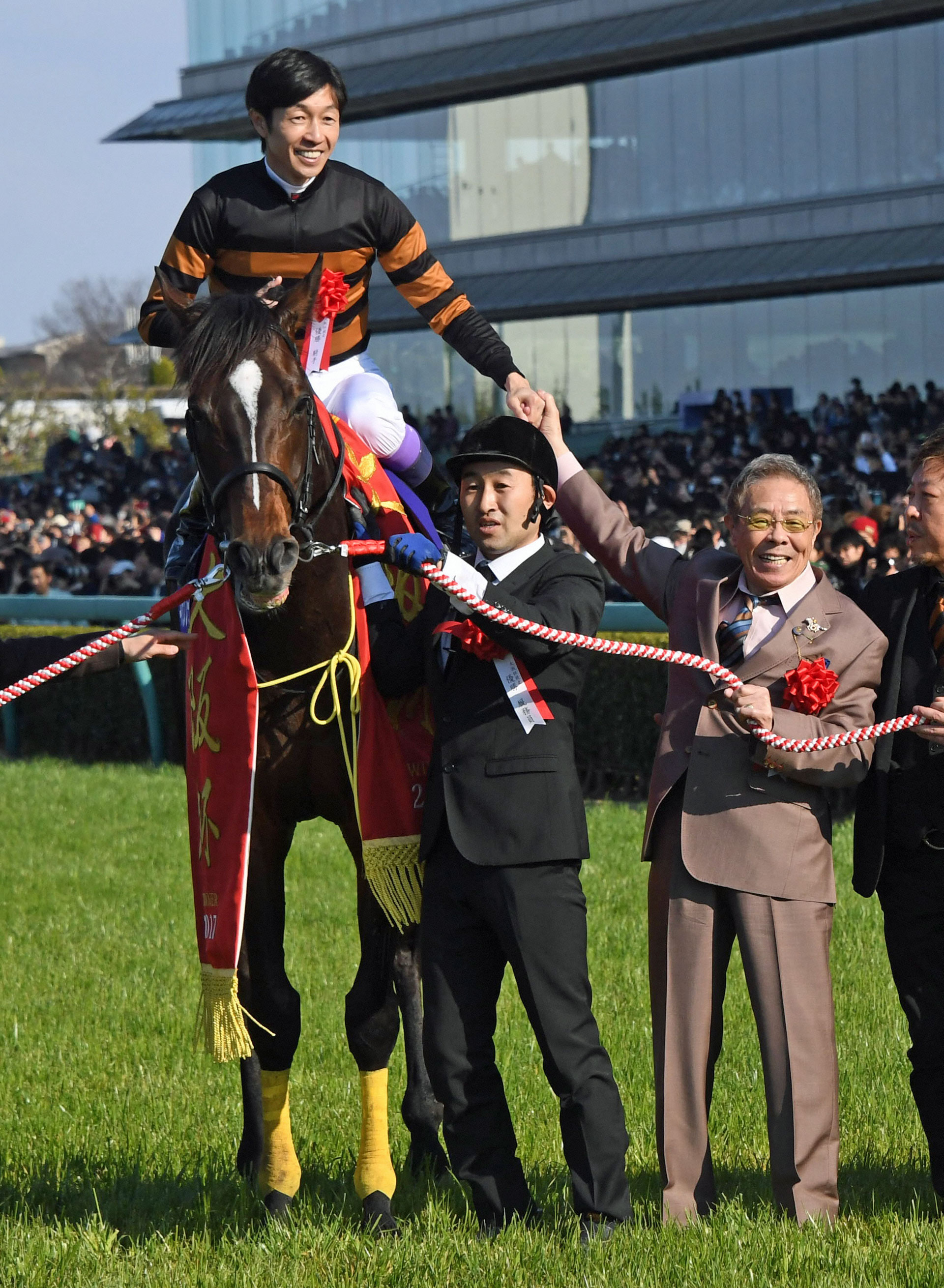 キタサンブラックで大阪杯を制した武豊騎手（左）と北島三郎オーナーは笑顔でガッチリ握手（撮影・奥田泰也）
