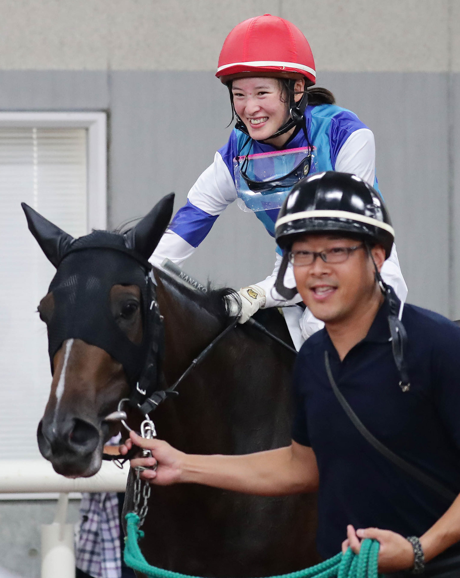 新潟７Ｒ、３歳牝馬未勝利戦をライゴッドで制してＪＲＡ女性騎手最多勝タイ記録を達成して笑顔の藤田菜七子騎手（撮影・丹羽敏通）