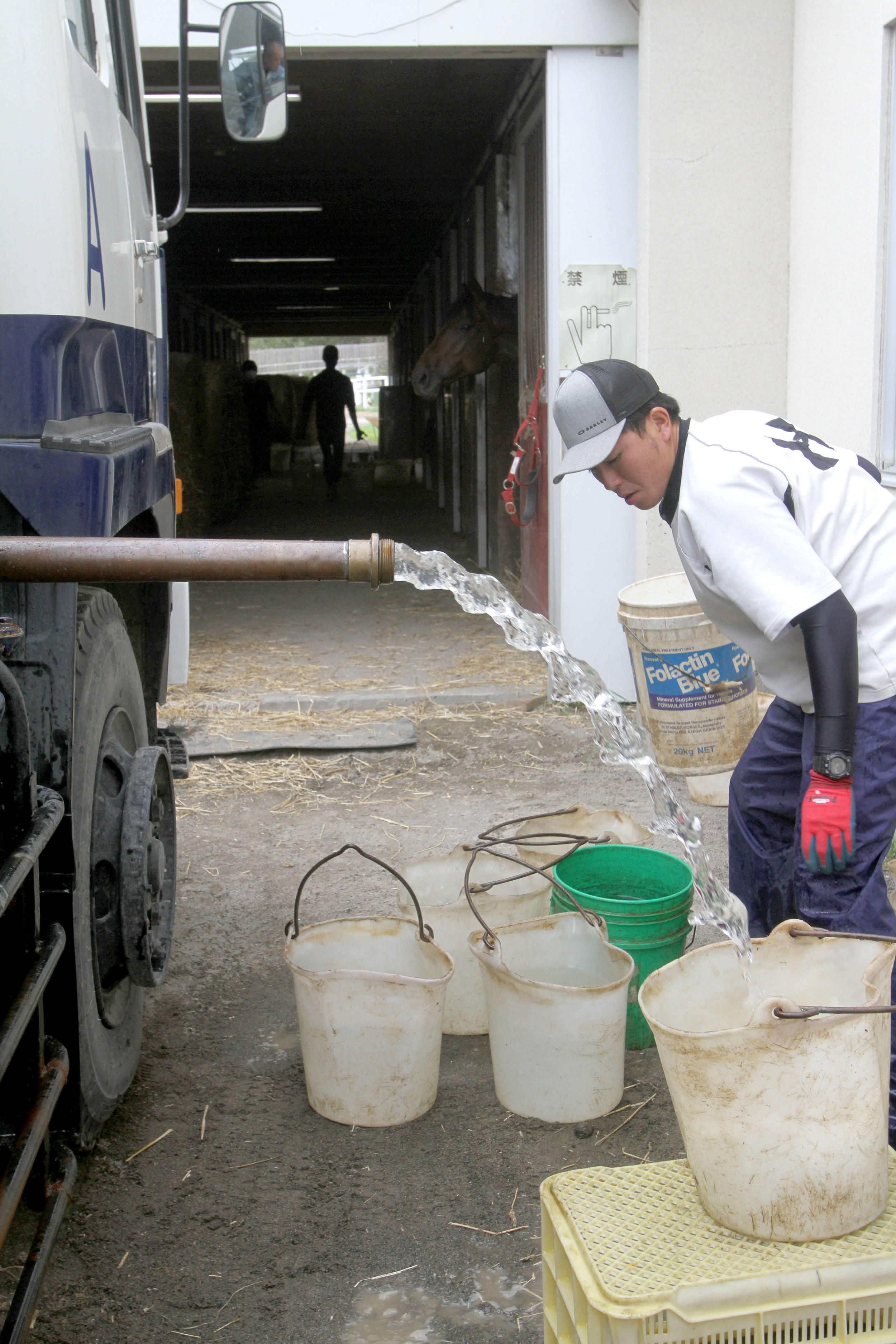 断水が続く門別競馬場では、散水車が厩舎エリアに地下水を供給している（2018年9月9日撮影）