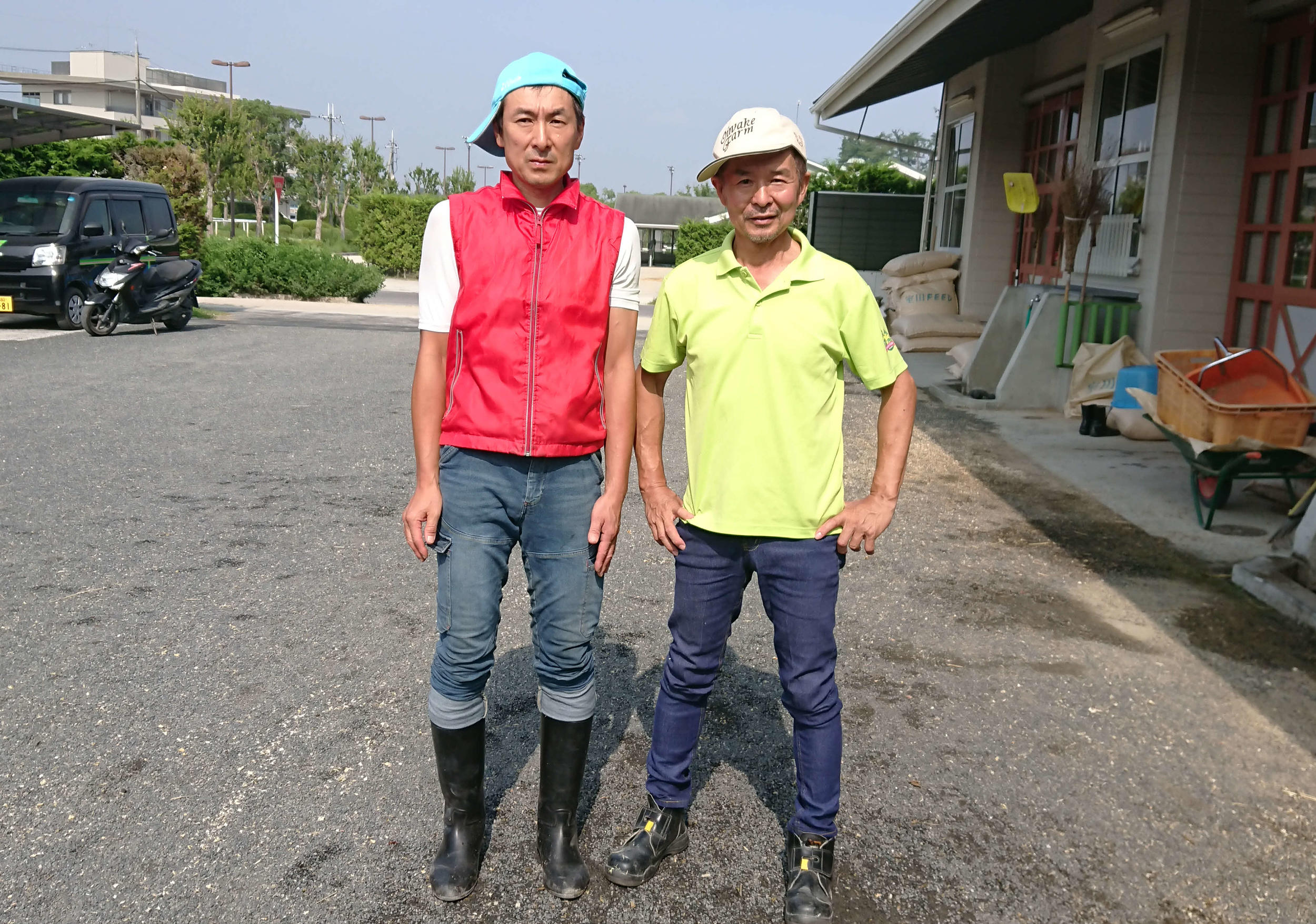 ミヤジコクオウを担当する弟中川修助手（左）とエピキュールを担当する兄中川清孝助手