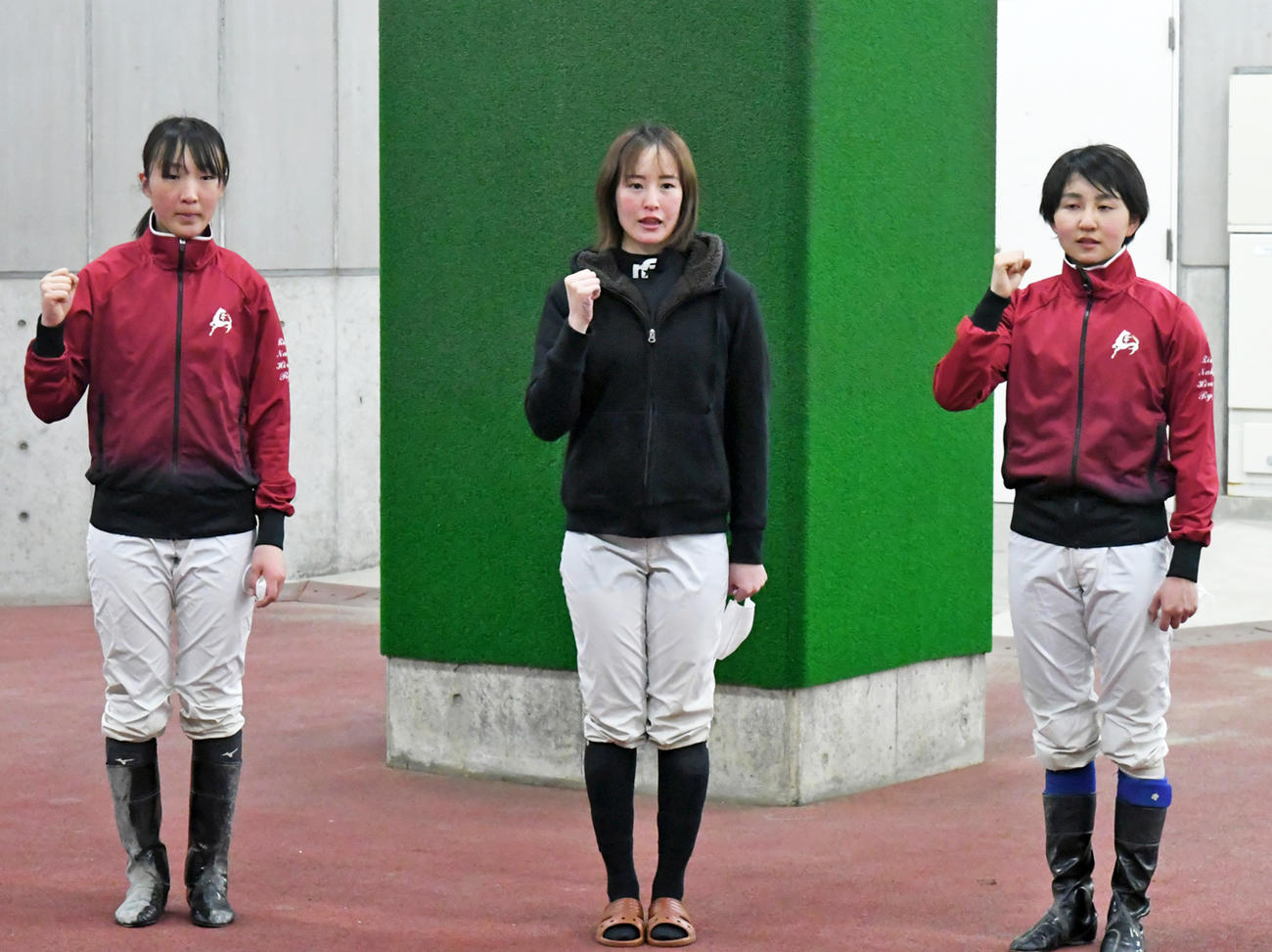 騎乗を終えインタビューに答える左から永島騎手、藤田騎手、古川奈騎手（撮影・酒井清司）