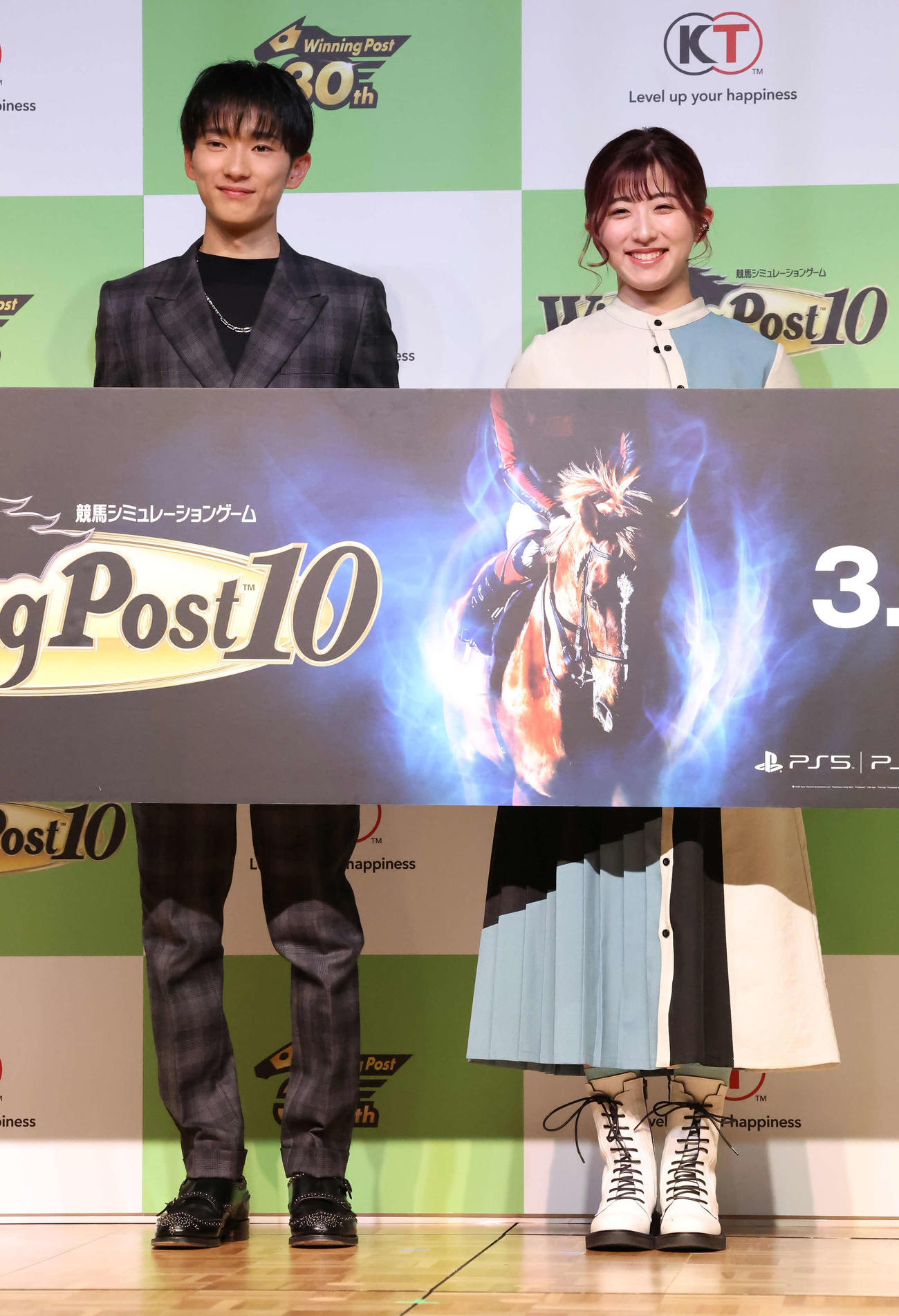 Winning Post10完成発表会で写真に納まる坂井騎手（左）と今村騎手（撮影・丹羽敏通）