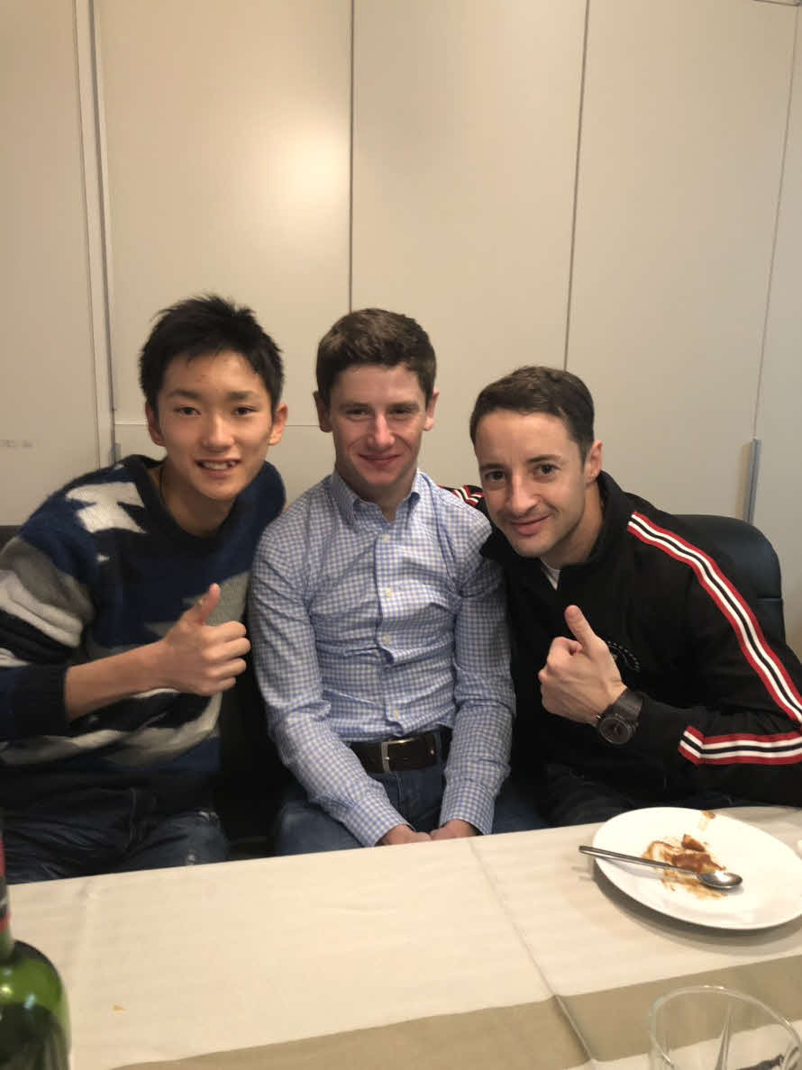 17日の夜、マーフィー騎手（中央）、坂井瑠星騎手（左）と一緒に、ルメール騎手（右）の自宅に招待していただきました。日本の競馬の勉強も兼ねて