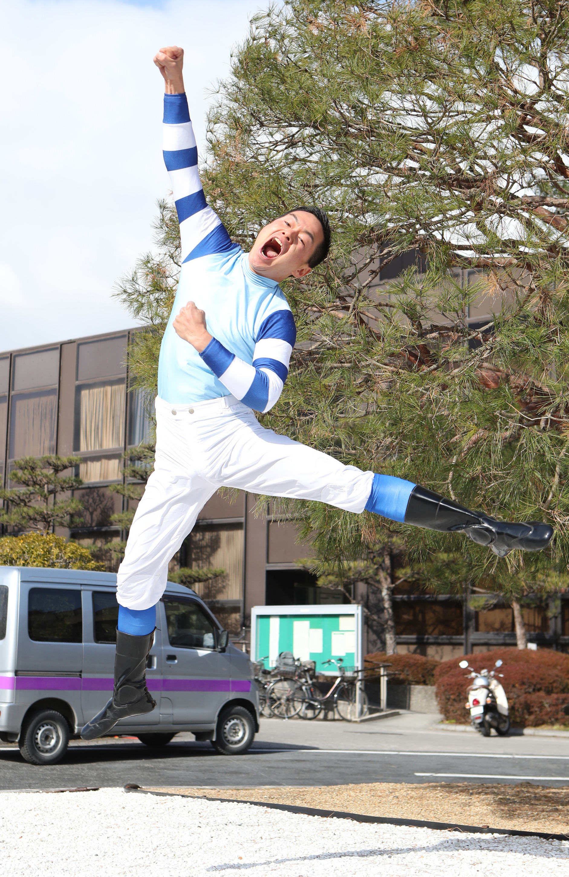 悲願のJRA騎手免許試験に合格して歓喜のジャンプをする藤井勘一郎騎手（撮影・白石智彦）