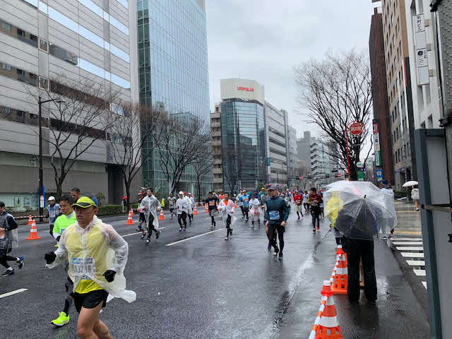 日曜出勤の合間を抜けて会社近くの清洲橋通りをコースとする東京マラソンを見物。
雨降って寒い中、みなさんお疲れさまでした。

