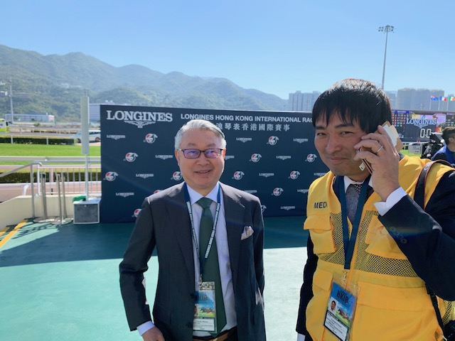 香港では香港国際4競走の取材、阪神JF予想と働きづめだった木南記者とツーショット
