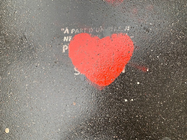 パリの舗道に描かれたラブ。注入！