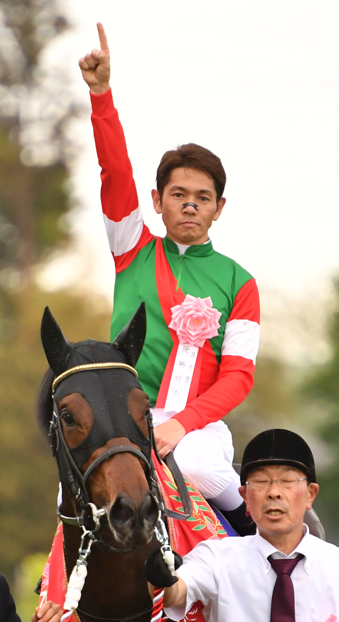 18年の皐月賞を制したエポカドーロと指を高く突き上げる戸崎騎手