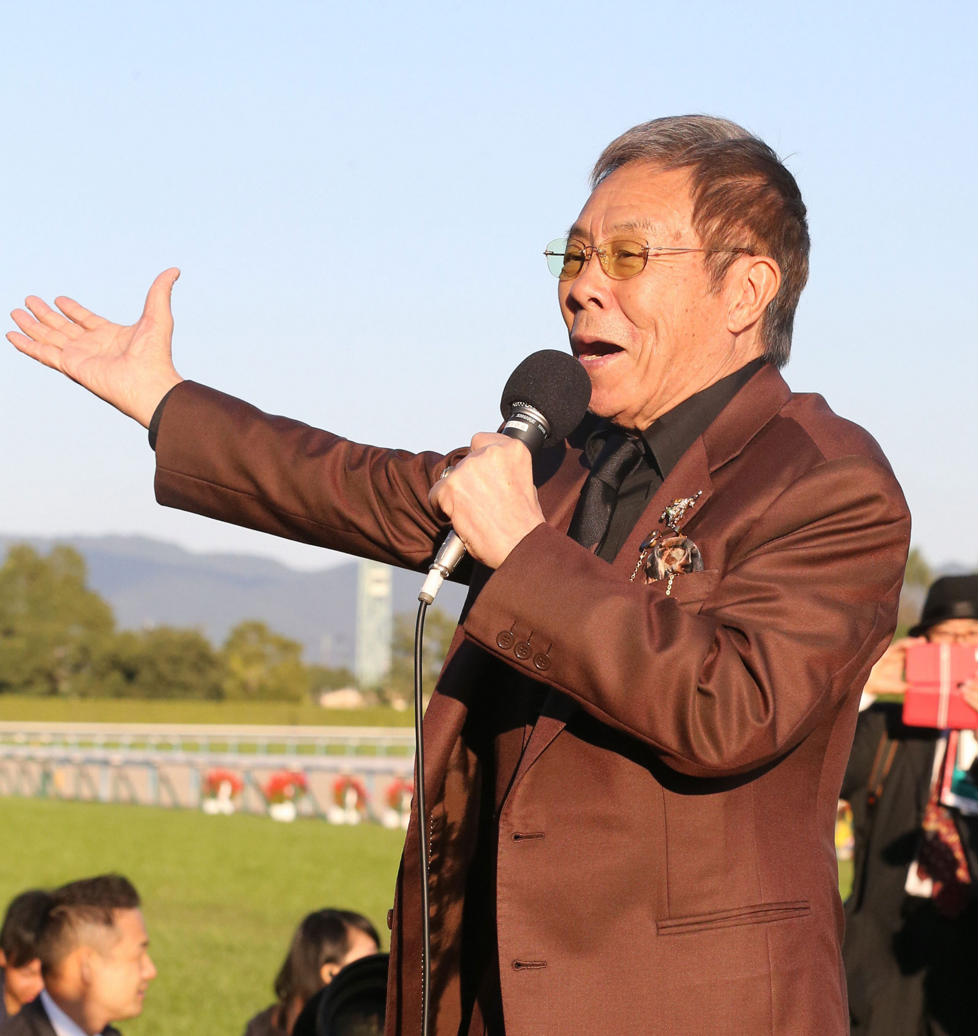 愛馬キタサンブラックが菊花賞を制しアカペラで「まつり」を熱唱する北島三郎オーナー