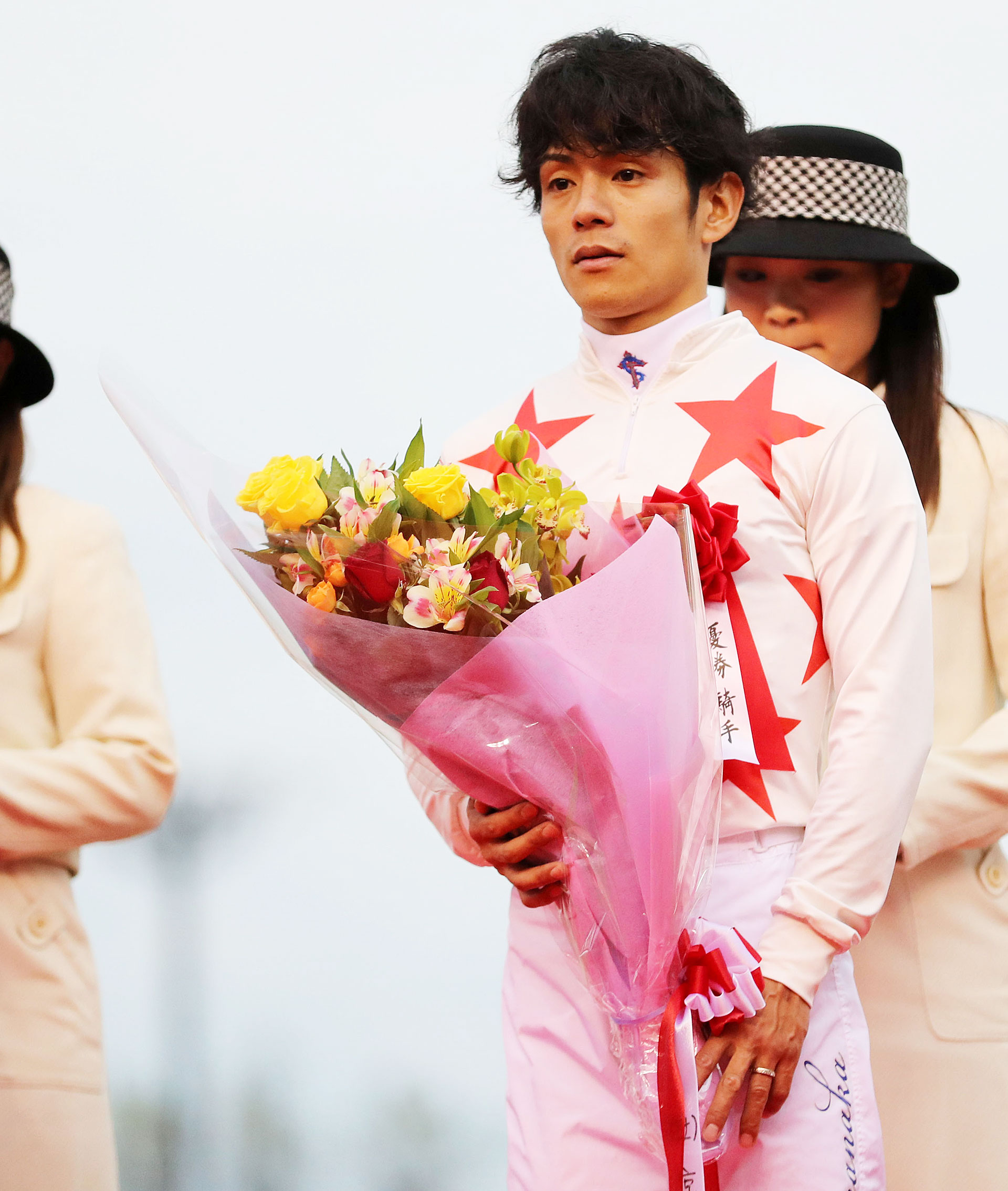 マイルＣＳを制した浜中騎手は表彰式で花束を手に神妙な表情（撮影・田崎高広）