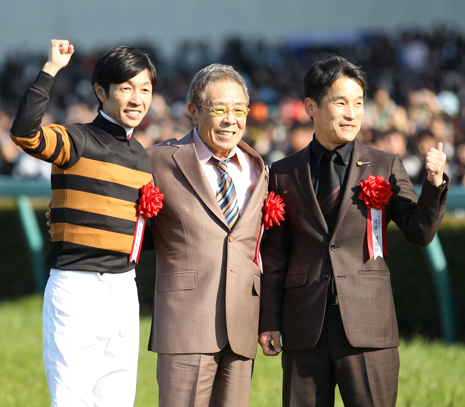 大阪杯で勝利し笑顔を見せる（左から）武豊騎手、北島三郎氏、清水調教師（撮影・伊藤航）