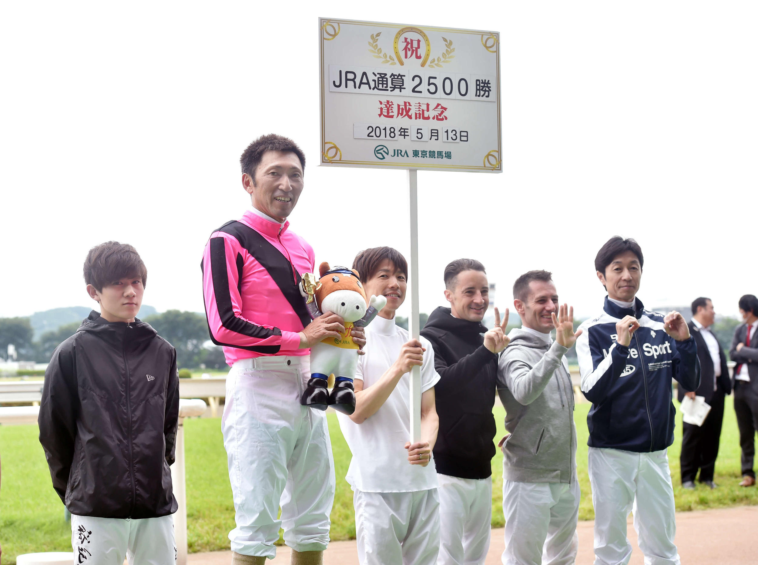 ２５００勝を達成した蛯名騎手（左から２人目）。左から石川騎手、1人置いて、松岡騎手、ルメール騎手、Ｍ・デムーロ騎手、武豊騎手
