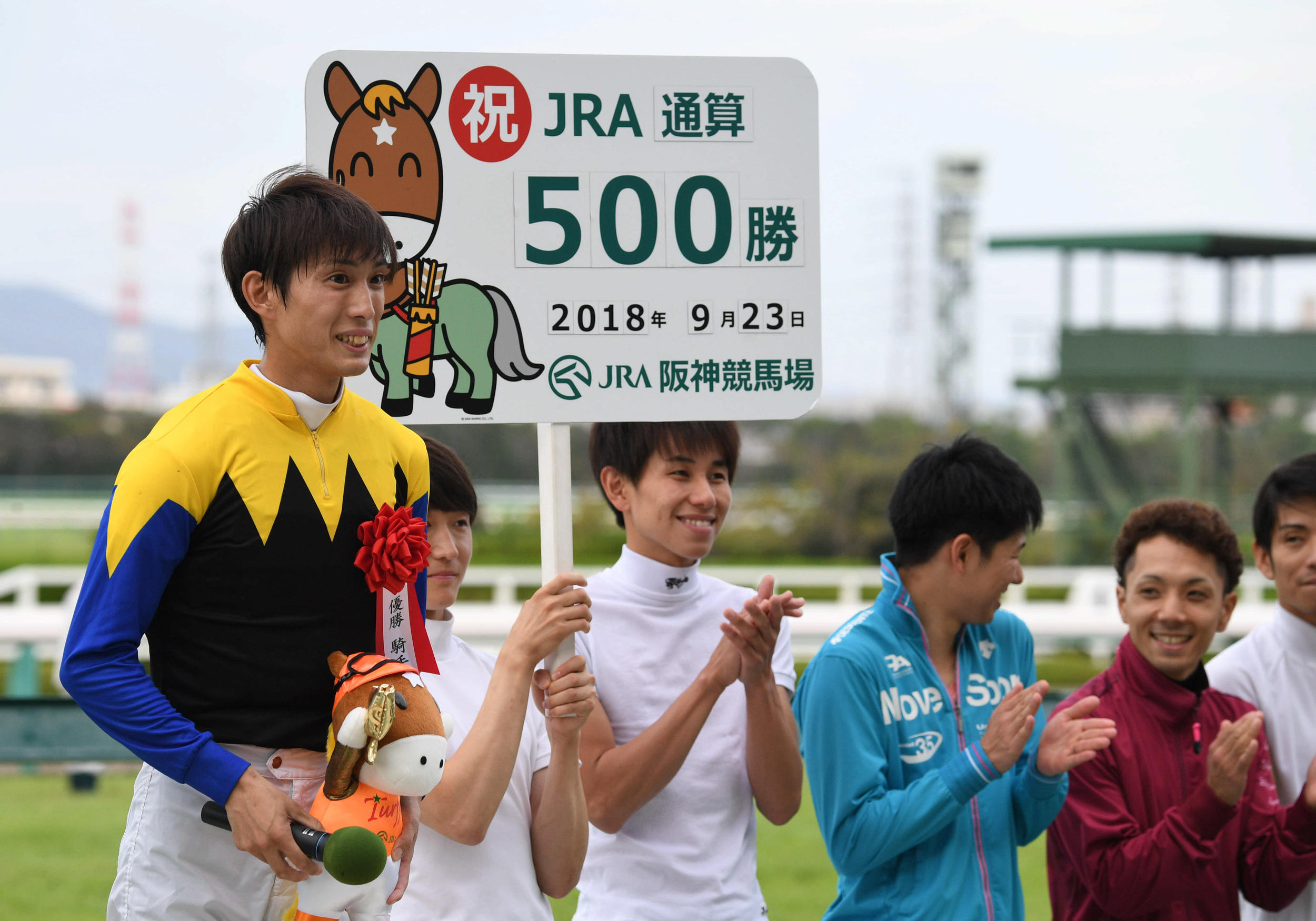 神戸新聞杯で通算500勝を達成し笑顔の藤岡康太騎手（撮影・渦原淳）