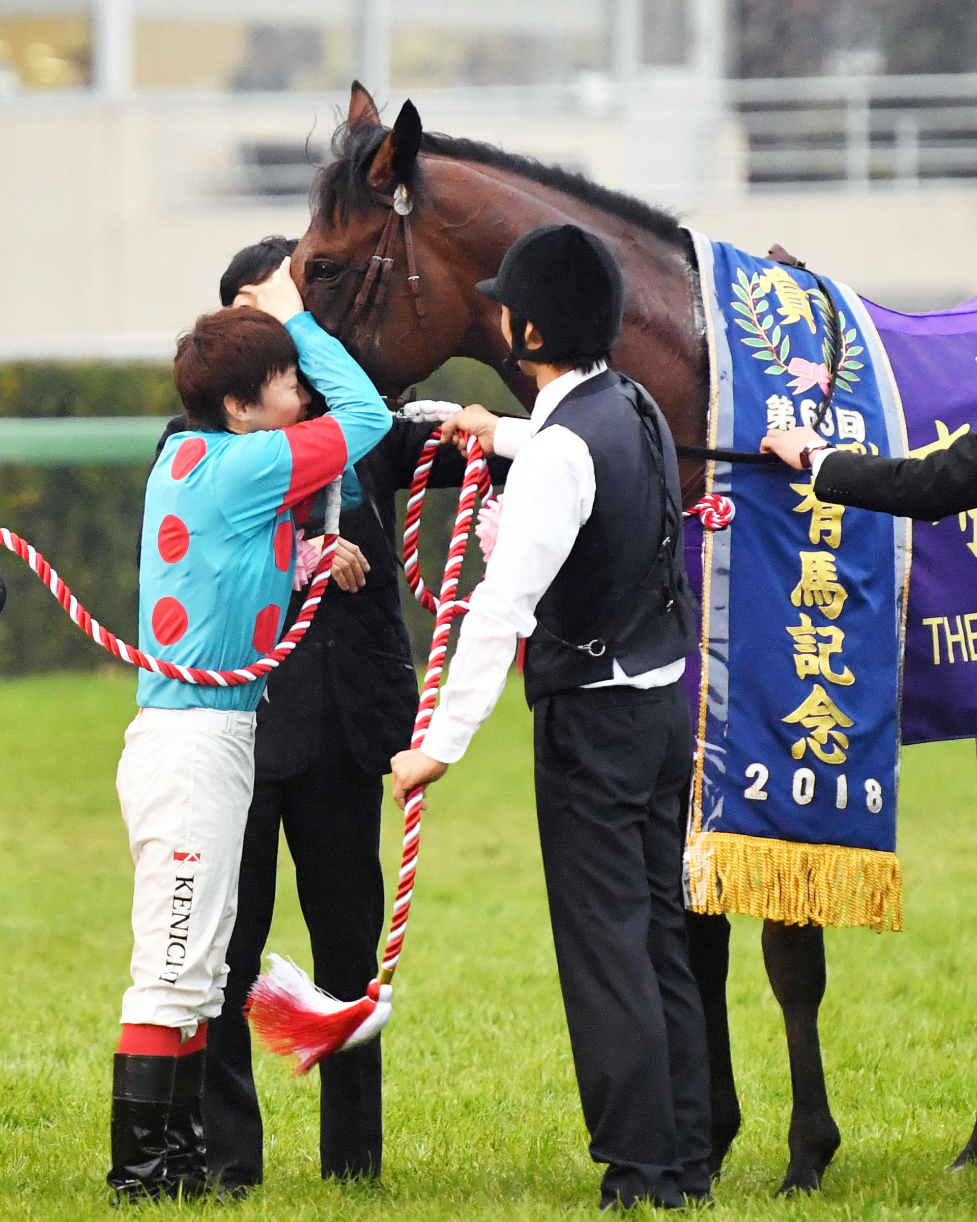 有馬記念を制したブラストワンピースの顔に抱き付く池添騎手（撮影・柴田隆二）