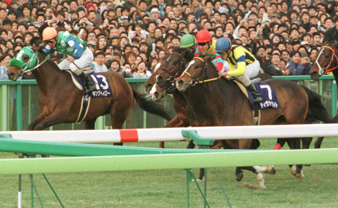 00年、高松宮記念1着のキングヘイロー（左）（2000年3月26日撮影）