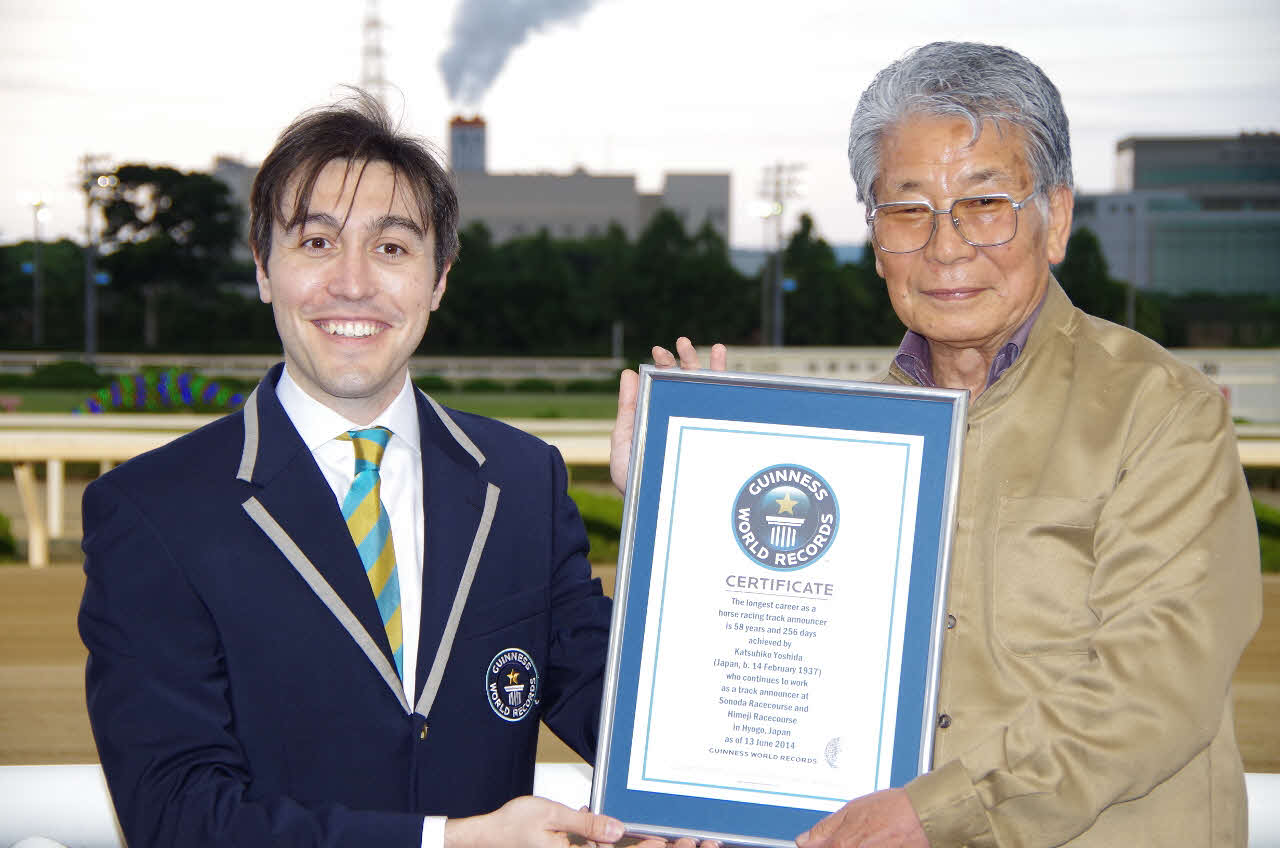 ギネス世界記録（Ｒ）公式認定証を受け取る吉田勝彦氏（2014年6月13日撮影）