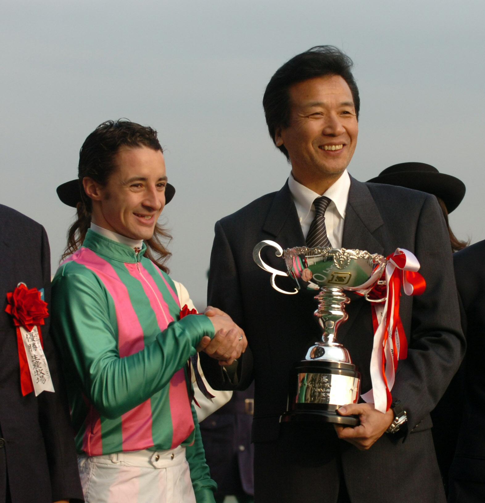 前川清（右）とルメール騎手（06年2月撮影）