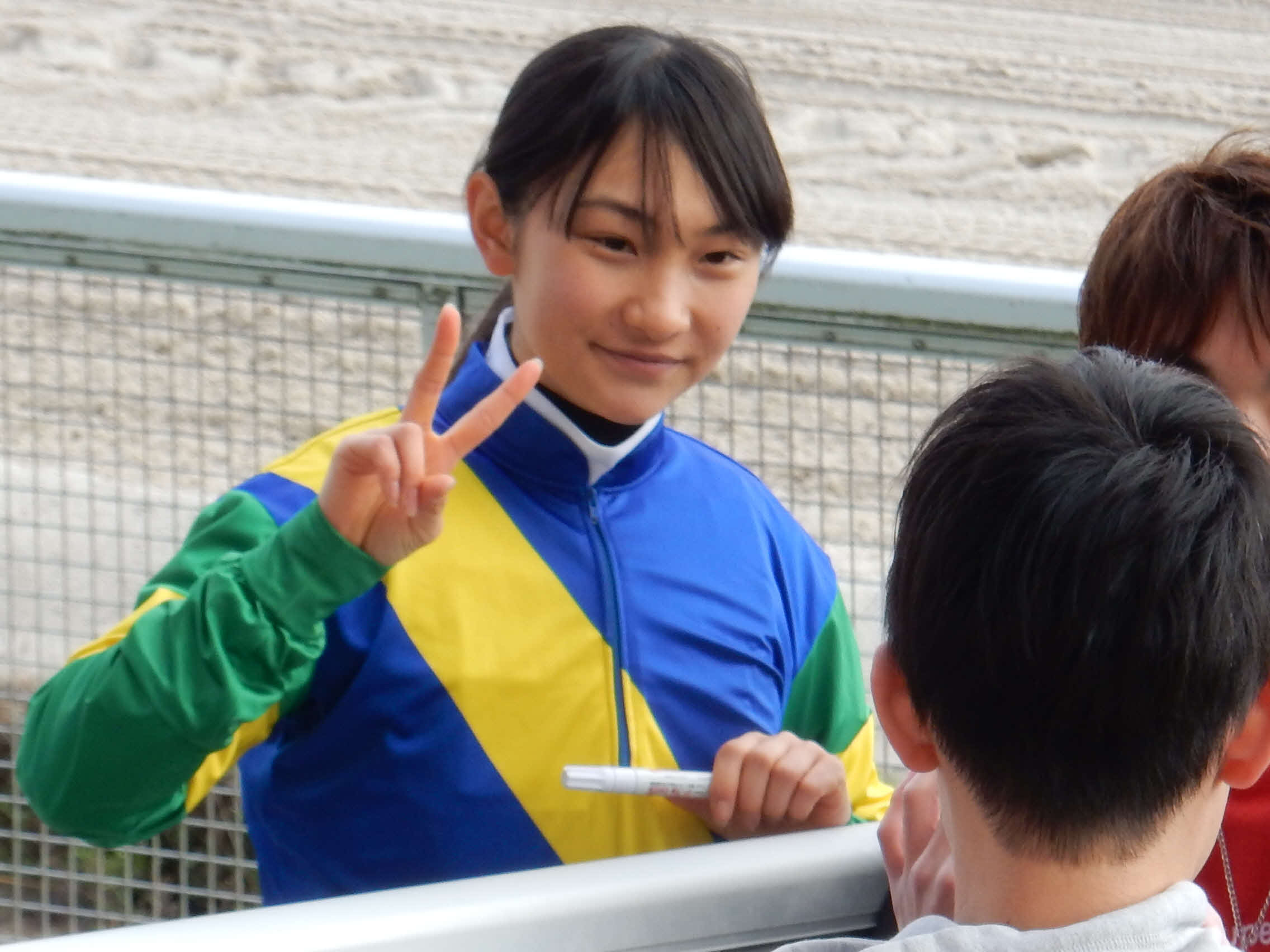 笠松競馬場での初勝利セレモニーでファンの声援にVサインで応える関本玲花騎手