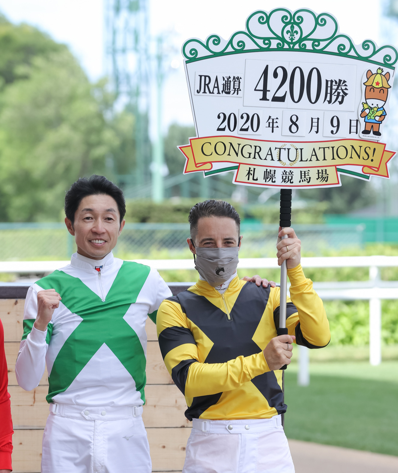 札幌7Rを制しJRA通算4200勝を達成した武豊騎手（左）（撮影・村野早祐）