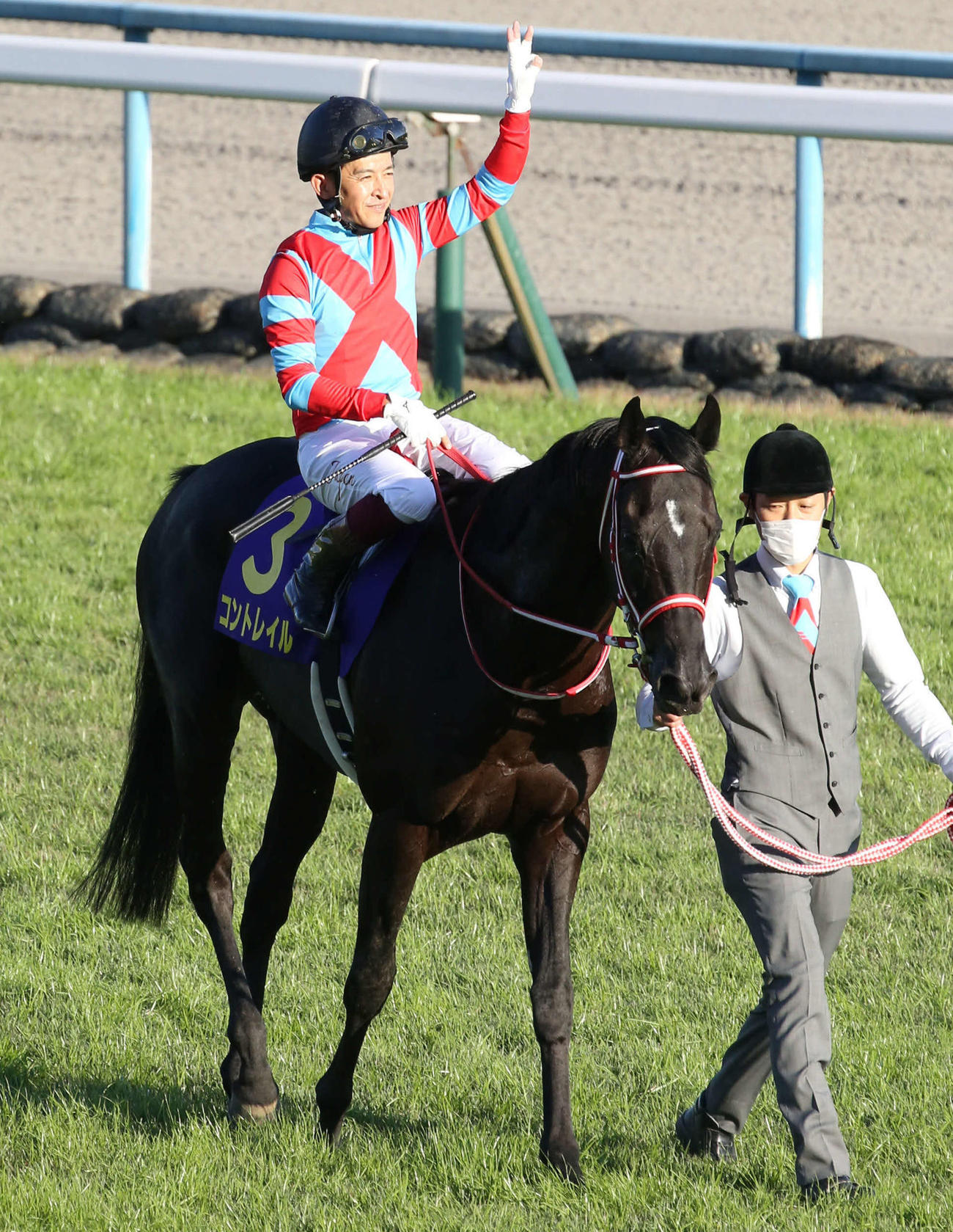 10月25日、菊花賞を制し3冠馬となったコントレイルと鞍上で指を立てる福永騎手
