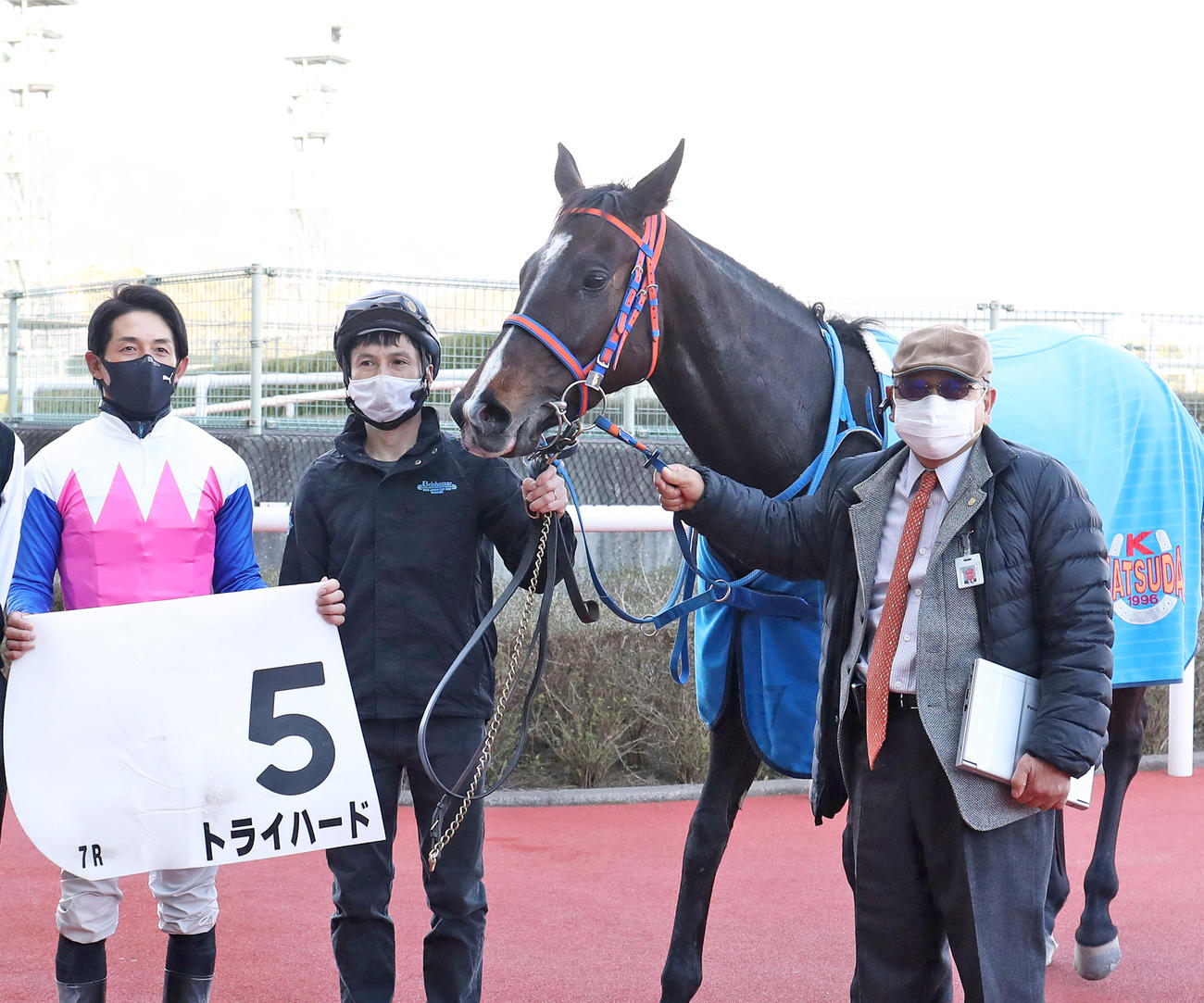 阪神7Rで勝利したトライハードと写真に納まる松田師（右）。左は幸騎手（撮影・白石智彦）