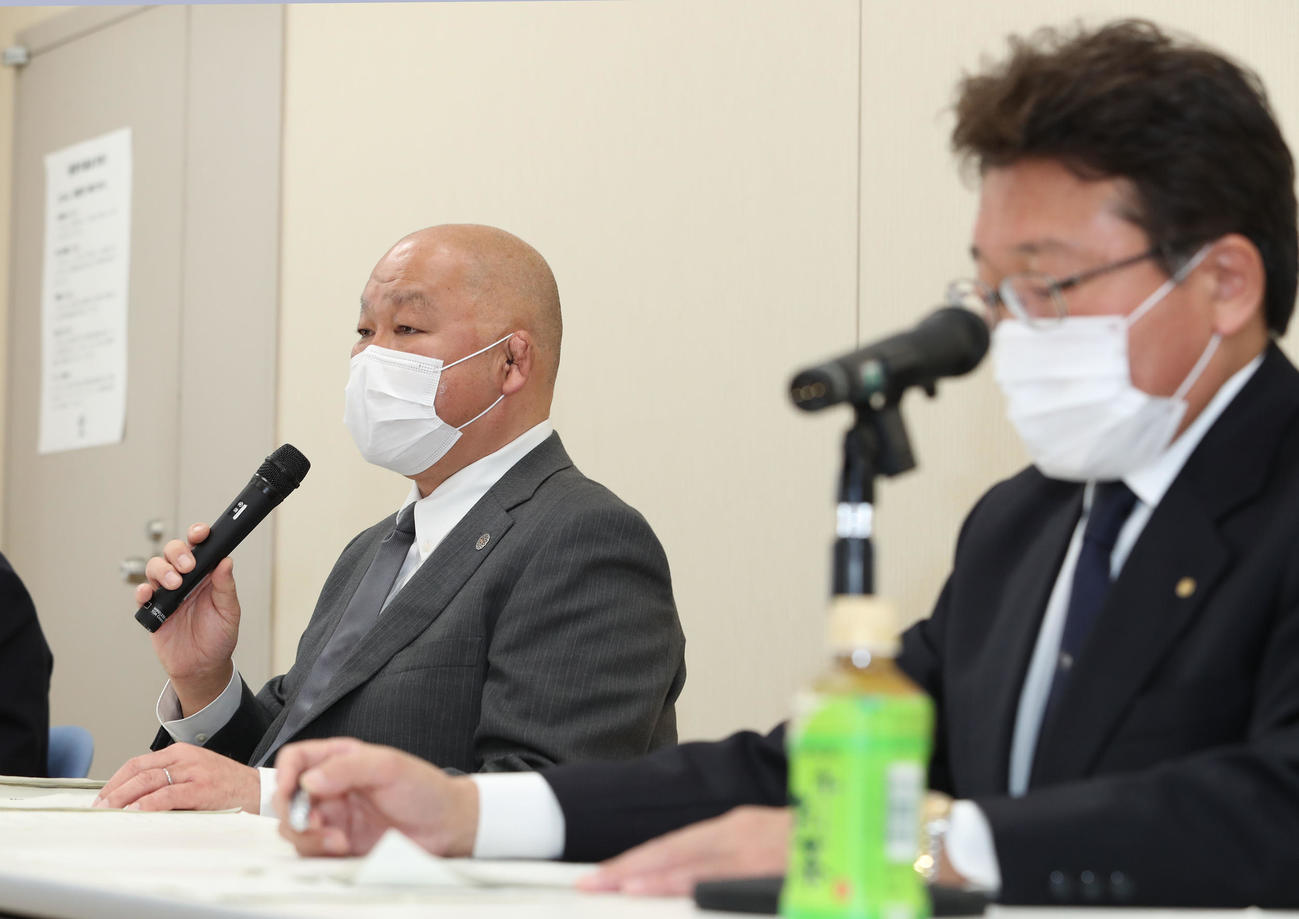 厩舎関係者の持続化給付金申請・受給に係る説明会で、記者の質問に答えるJRA佐野健吉競走部長（左）