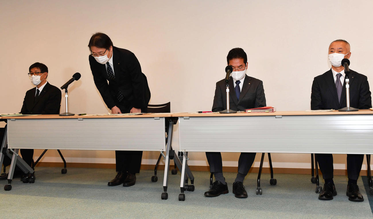 記者説明会で冒頭に一礼するJRAの吉田正義常務理事（左から2人目）（撮影・柴田隆二）