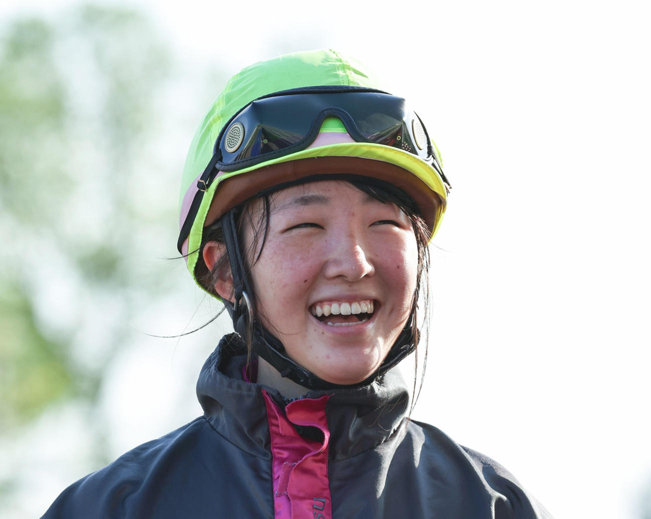 札幌競馬場で調教騎乗に励む永島騎手。関係者に囲まれて、はにかんだ笑顔を見せる