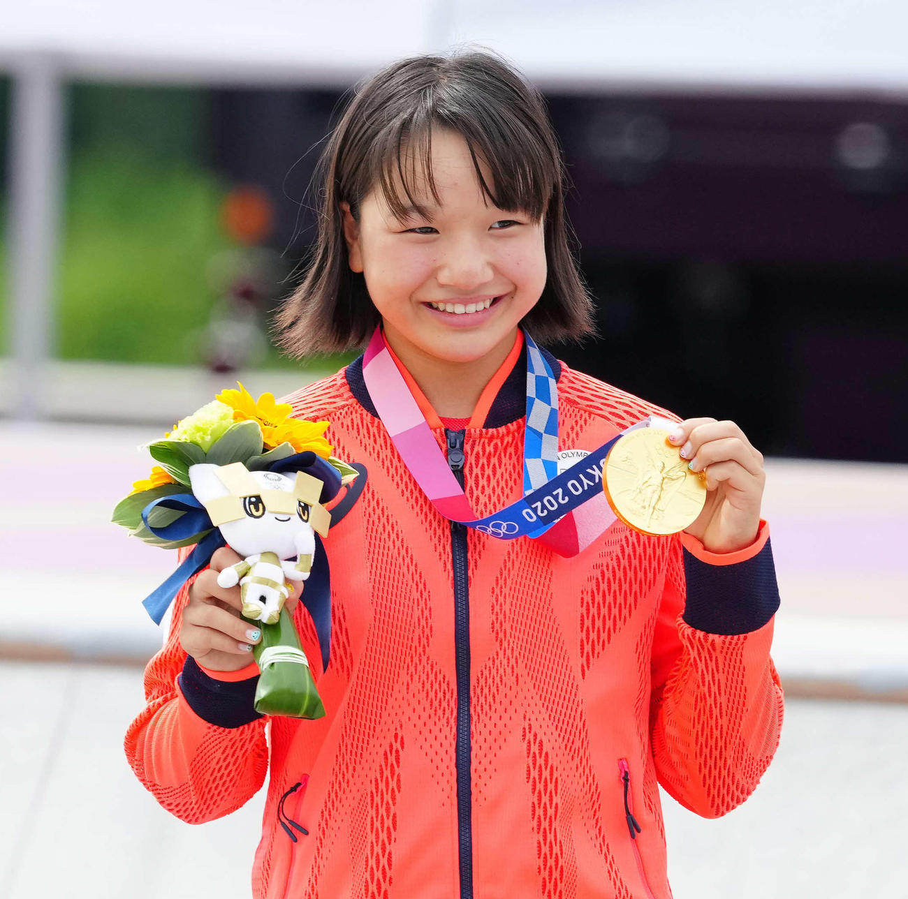 26日、スケートボード女子ストリートで優勝し金メダルを手にする西矢椛