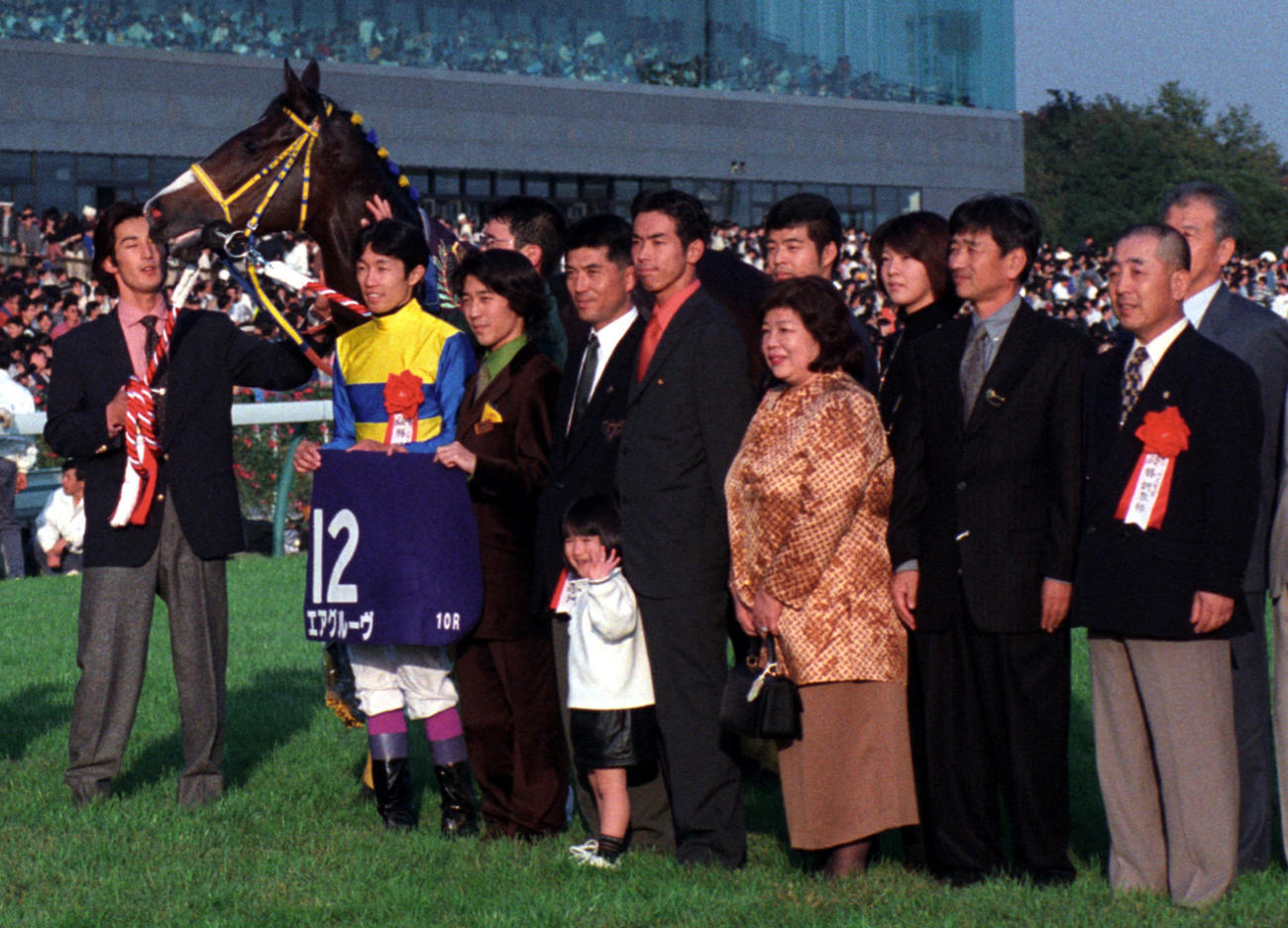97年10月、天皇賞・秋で優勝したエアグルーヴと武豊騎手。右端は調教師の伊藤雄二さん