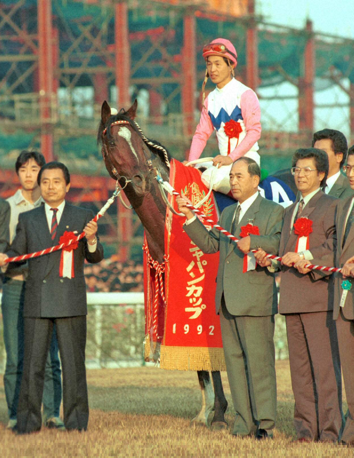 92年11月、ジャパンC1着トウカイテイオーと岡部幸雄騎手