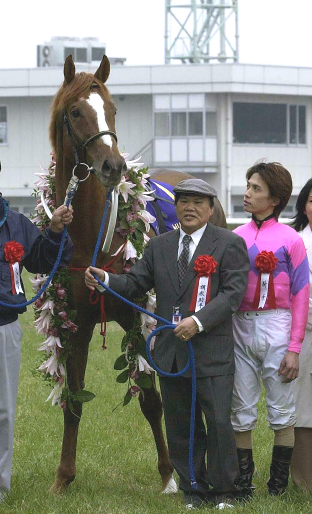 03年、ナリタトップロードの引退式で愛馬と見つめあう渡辺薫彦騎手