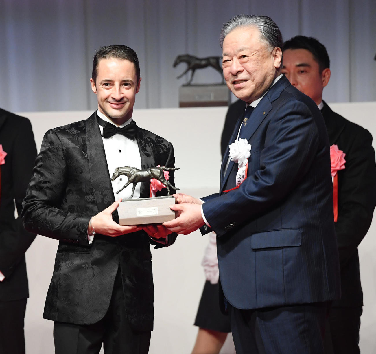イクイノックスのルメール騎手（左）は後藤JRA理事長からトロフィーを贈られた（撮影・柴田隆二）