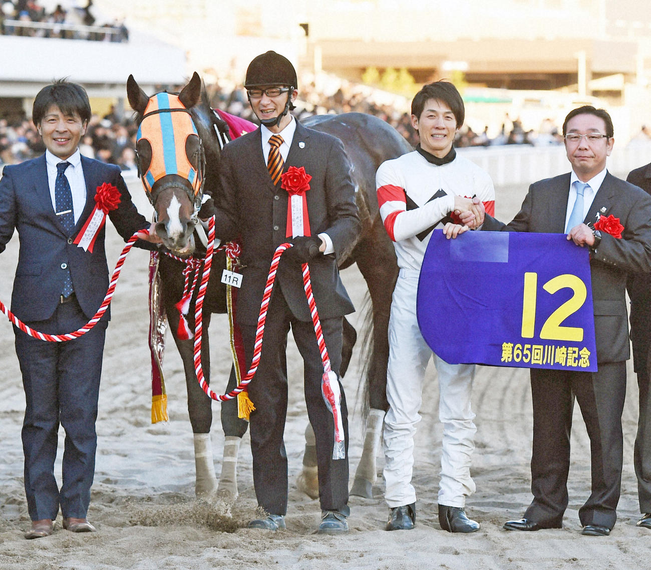 16年1月、川崎記念を制したホッコータルマエ、幸騎手（右から2人目）ら関係者は口取りに臨む