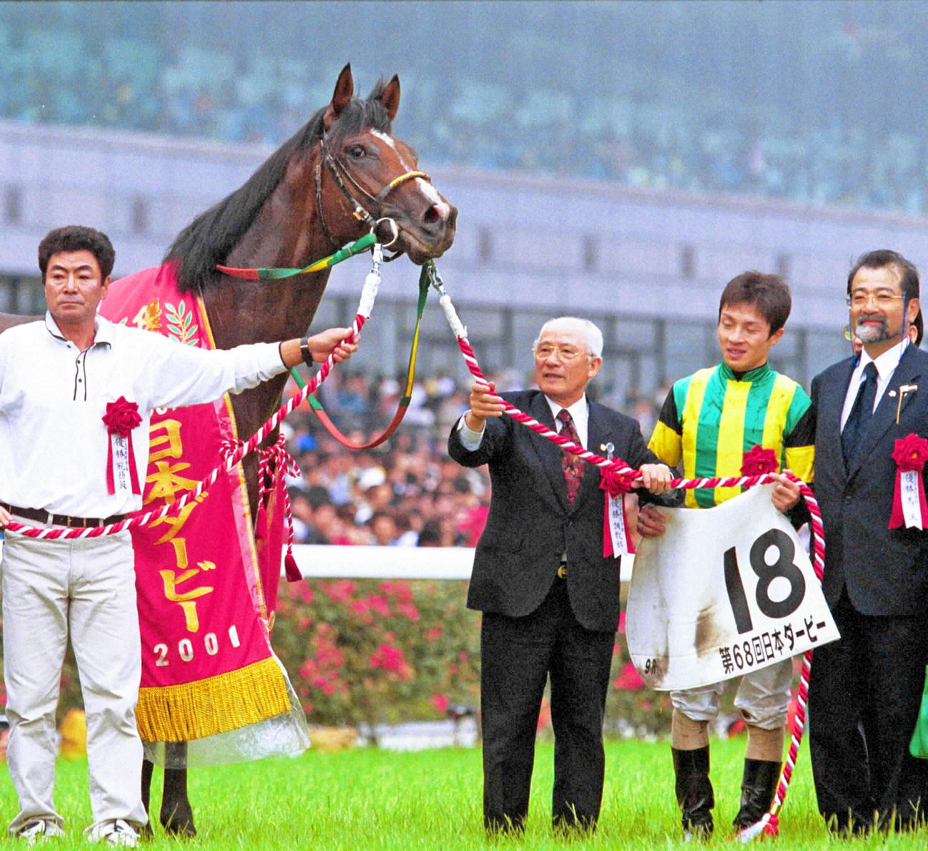 01年5月、優勝したジャングルポケットの渡辺栄調教師（右から3人目）。右隣は角田晃一騎手