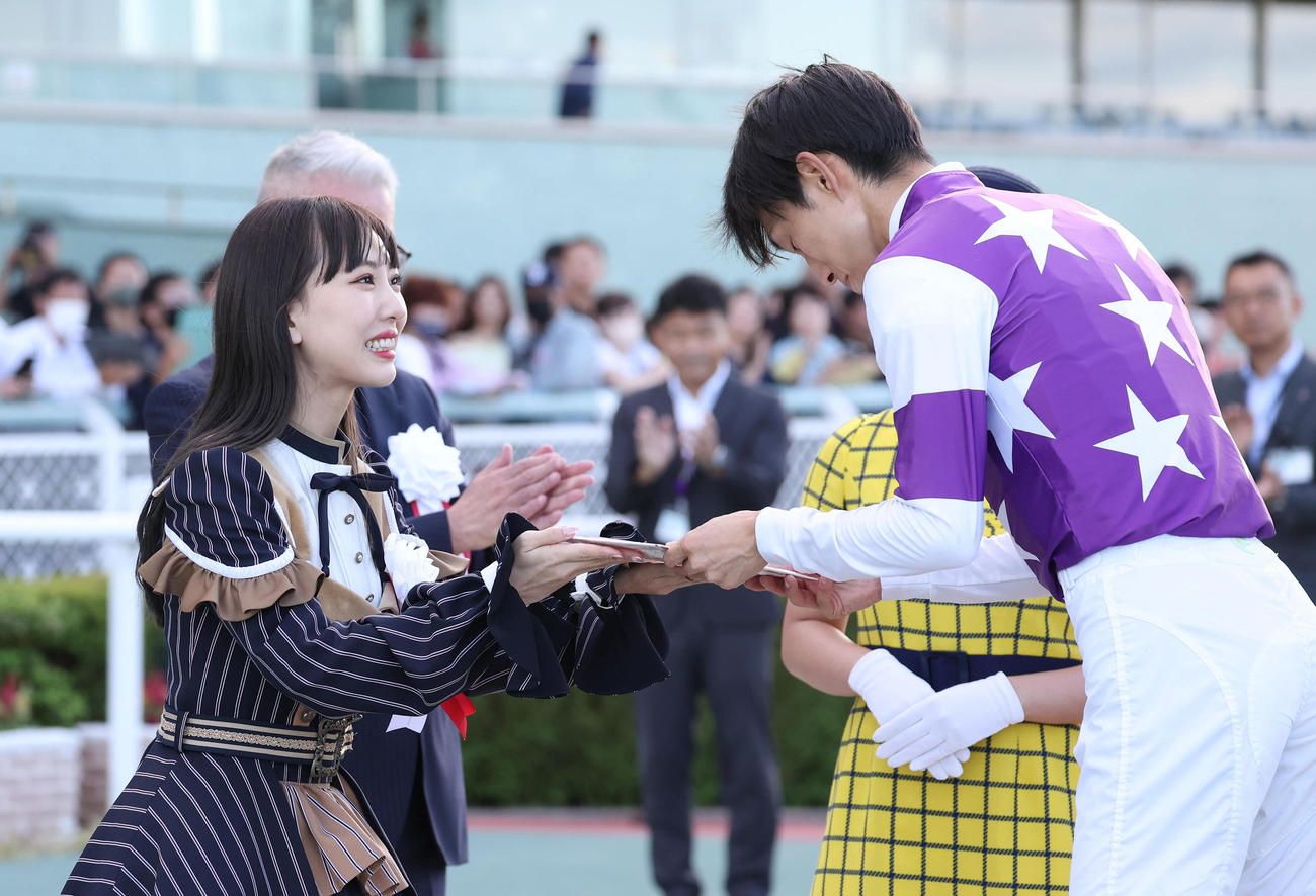 大阪スポーツ杯を制した藤岡康騎手（右）に目録を贈呈するプレゼンターのSKE48熊崎晴香