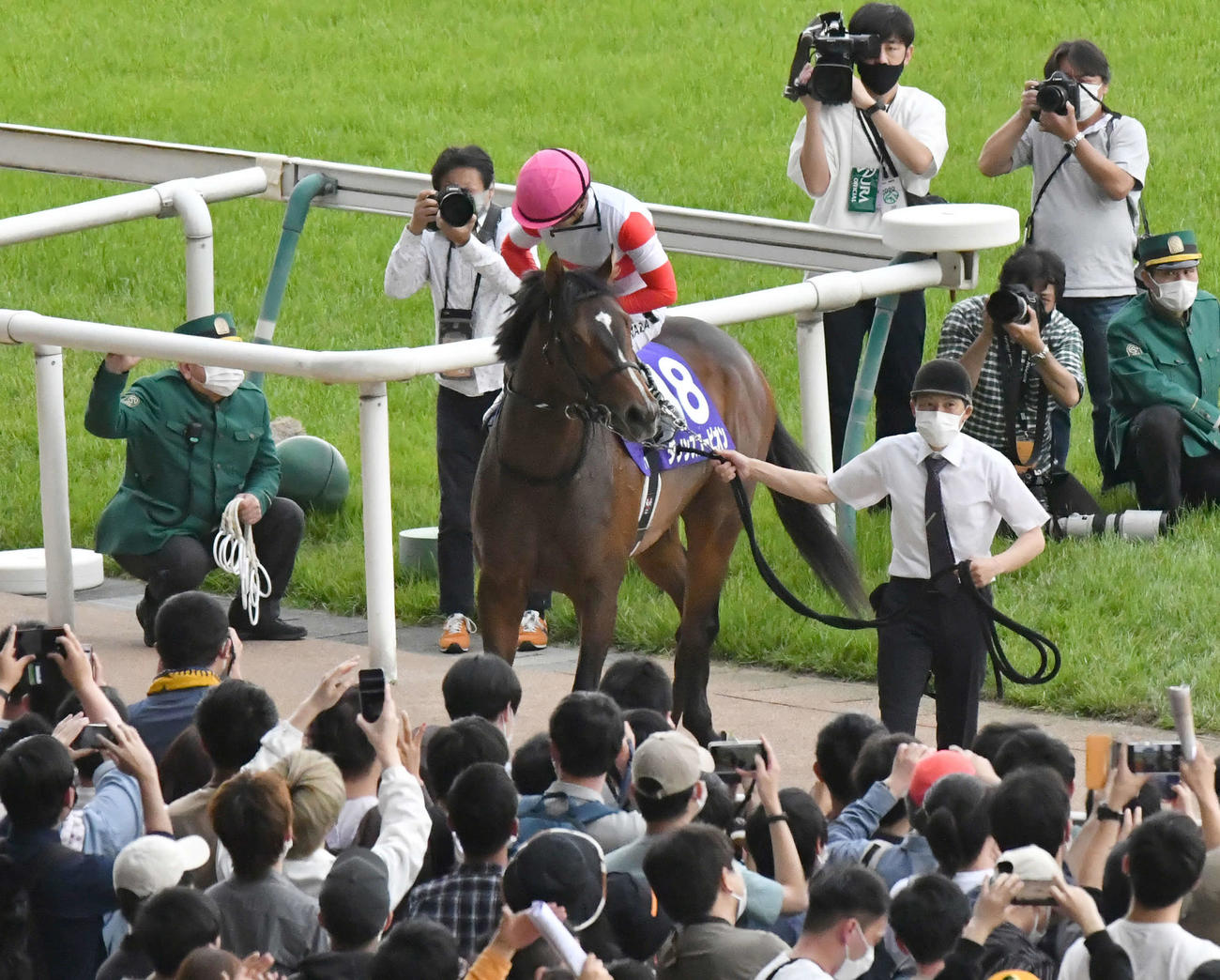 NHKマイルCを制したダノンスコーピオンと川田騎手は、ファンの拍手に一礼した（撮影・酒井清司）