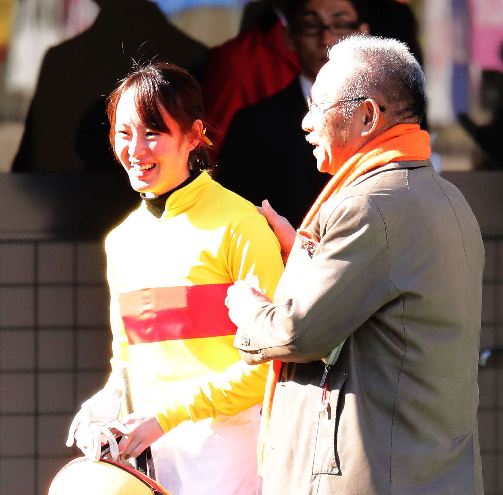 東京9R、パドックでオーナーの小林氏と笑顔で話す藤田騎手（撮影・丹羽敏通）