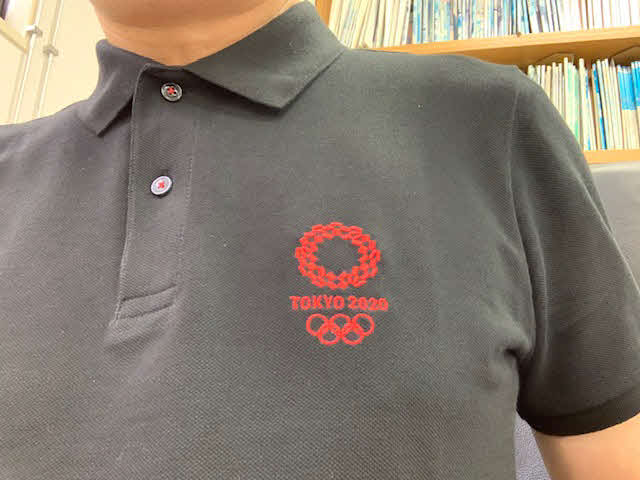 東京2020のポロシャツです。ボランティアの人みたい(笑い)