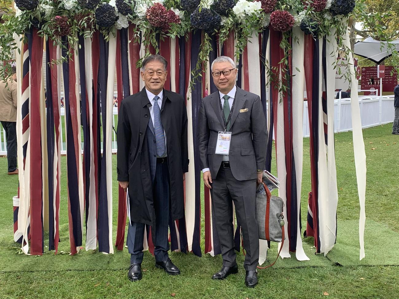 岡田牧雄さん（左）とパリロンシャン競馬場でパチリ！
