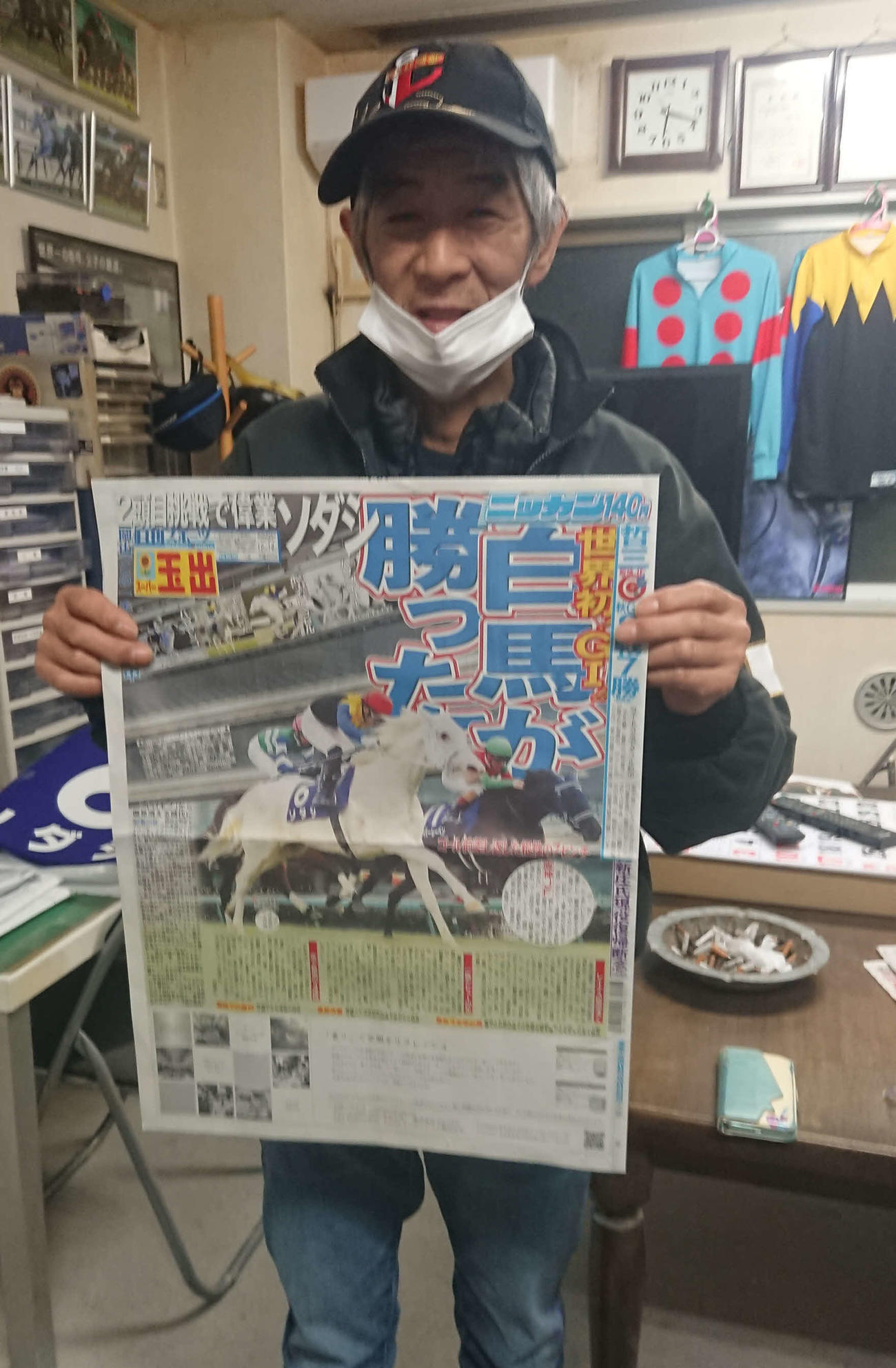 白毛馬初のG1馬となったソダシを担当する今浪厩務員は1面を飾った日刊スポーツ紙面をかかげる
