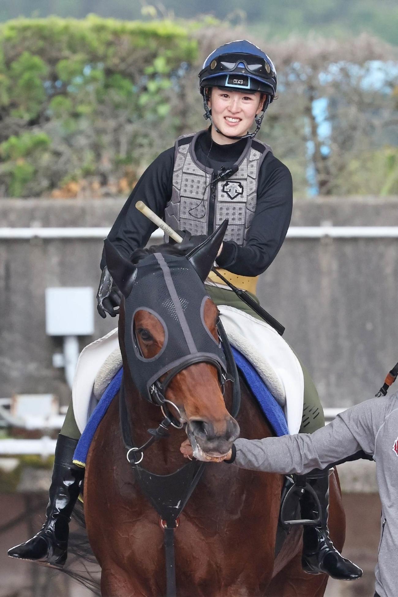 ギベオンに騎乗し、笑顔の藤田菜七子騎手（2022年5月12日撮影）